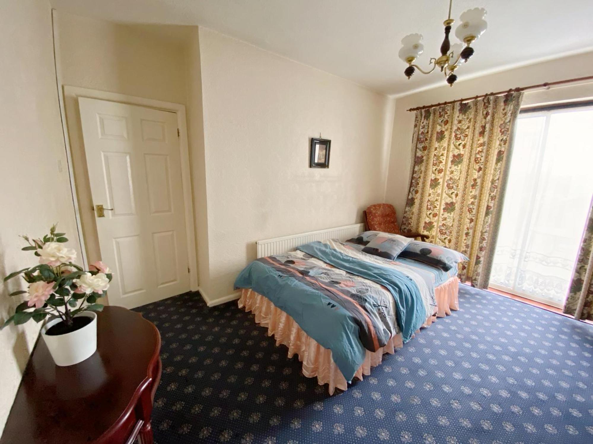 Barking House Sleeps 11 - Parking - Train Tube - Airport Holiday home
