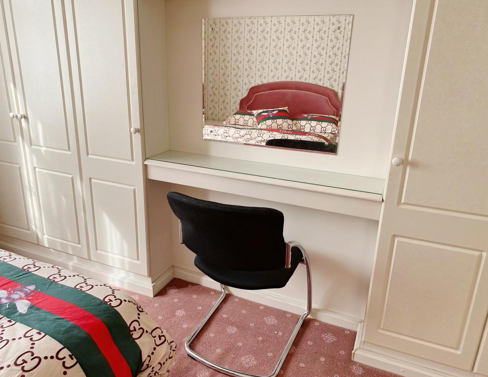Barking House Sleeps 11 - Parking - Train Tube - Airport *