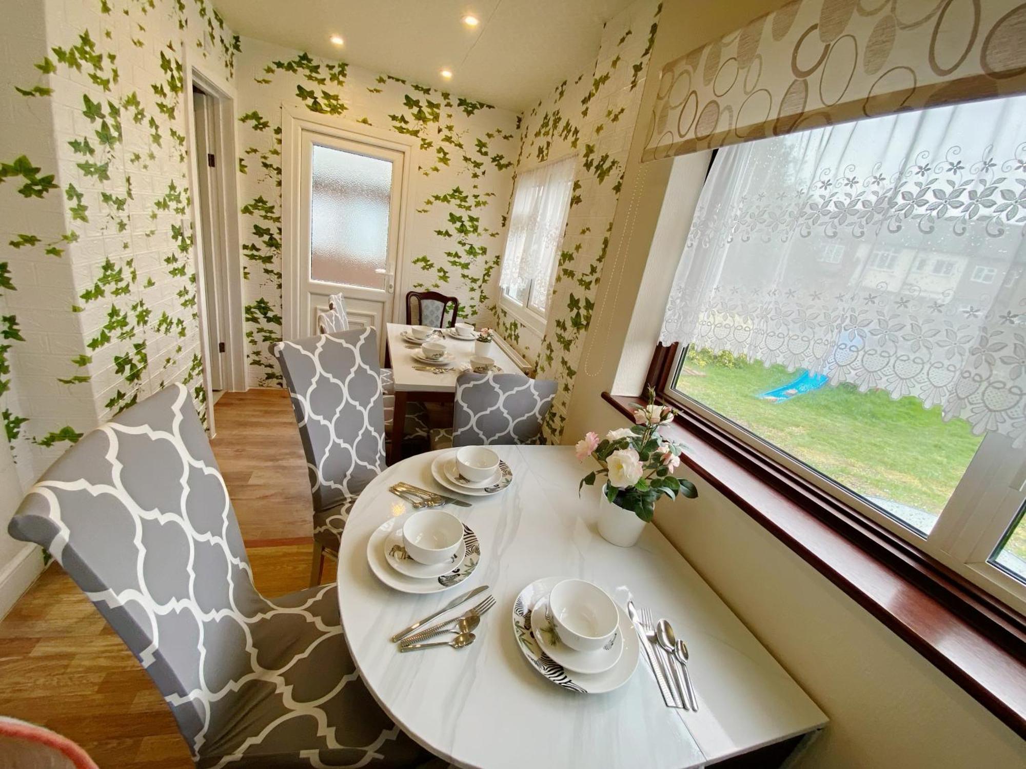 Barking House Sleeps 11 - Parking - Train Tube - Airport * London