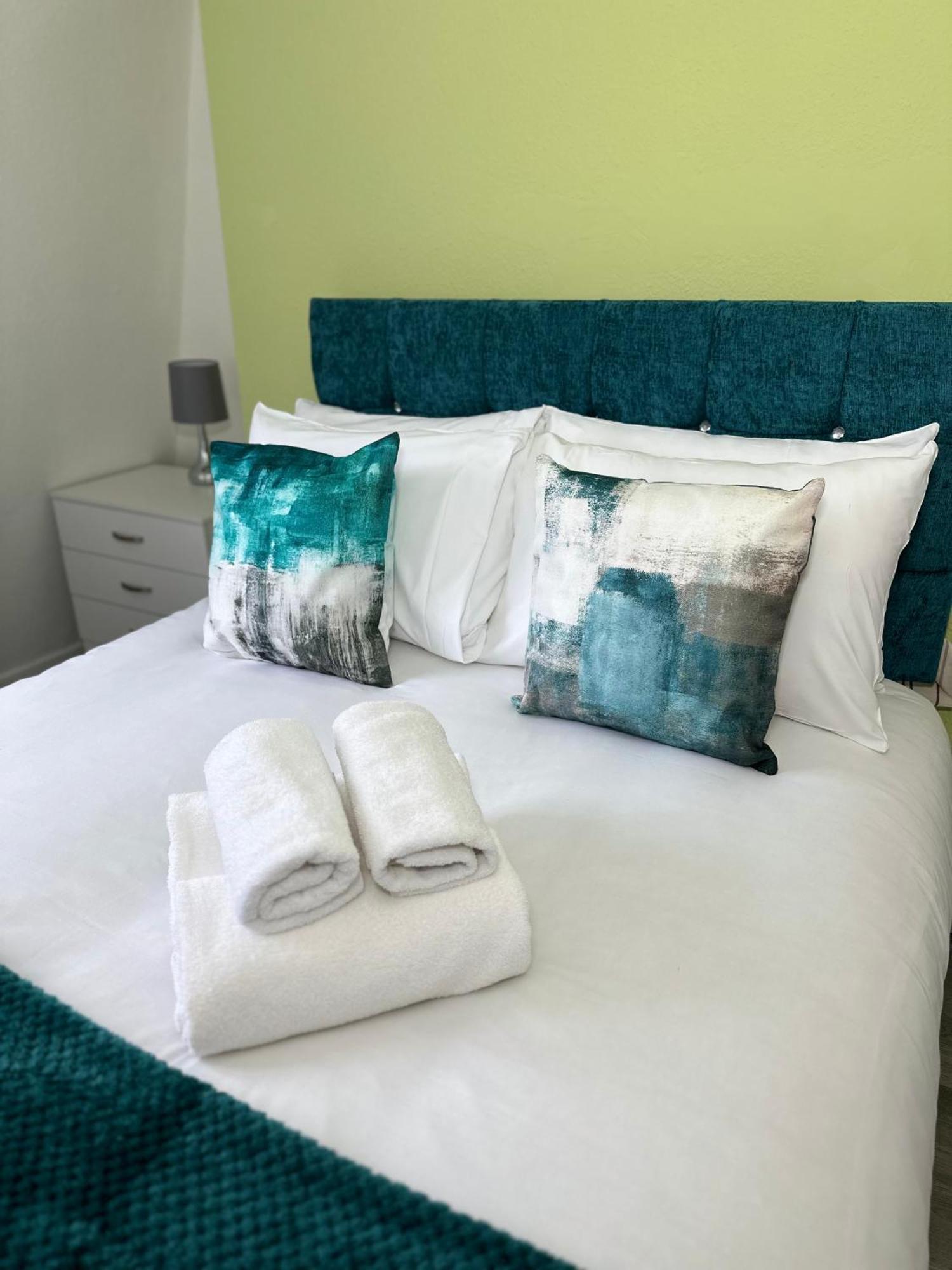 Newly Decorated 5-bed Hackney Townhouse London