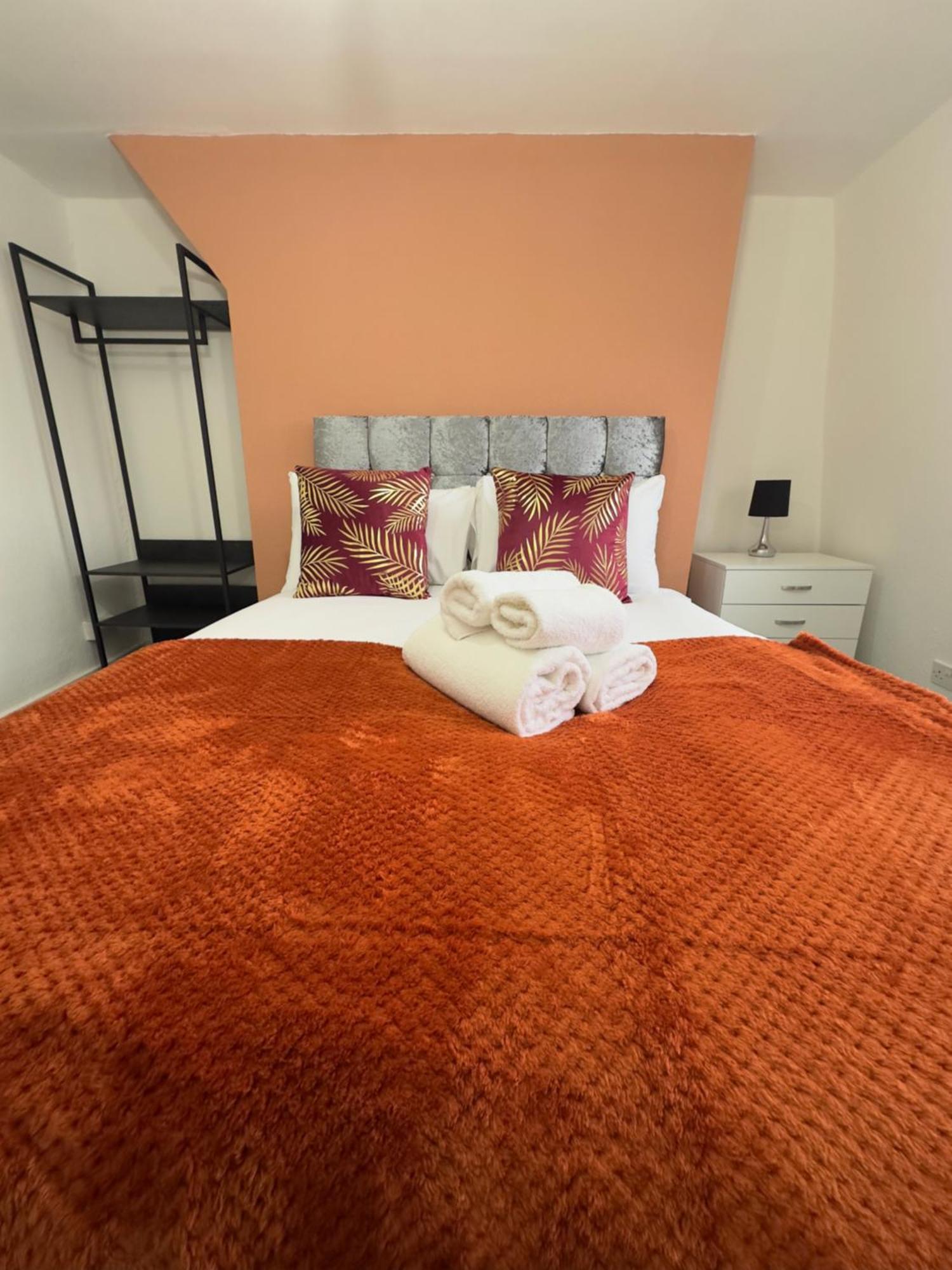 Newly Decorated 5-bed Hackney Townhouse Holiday home