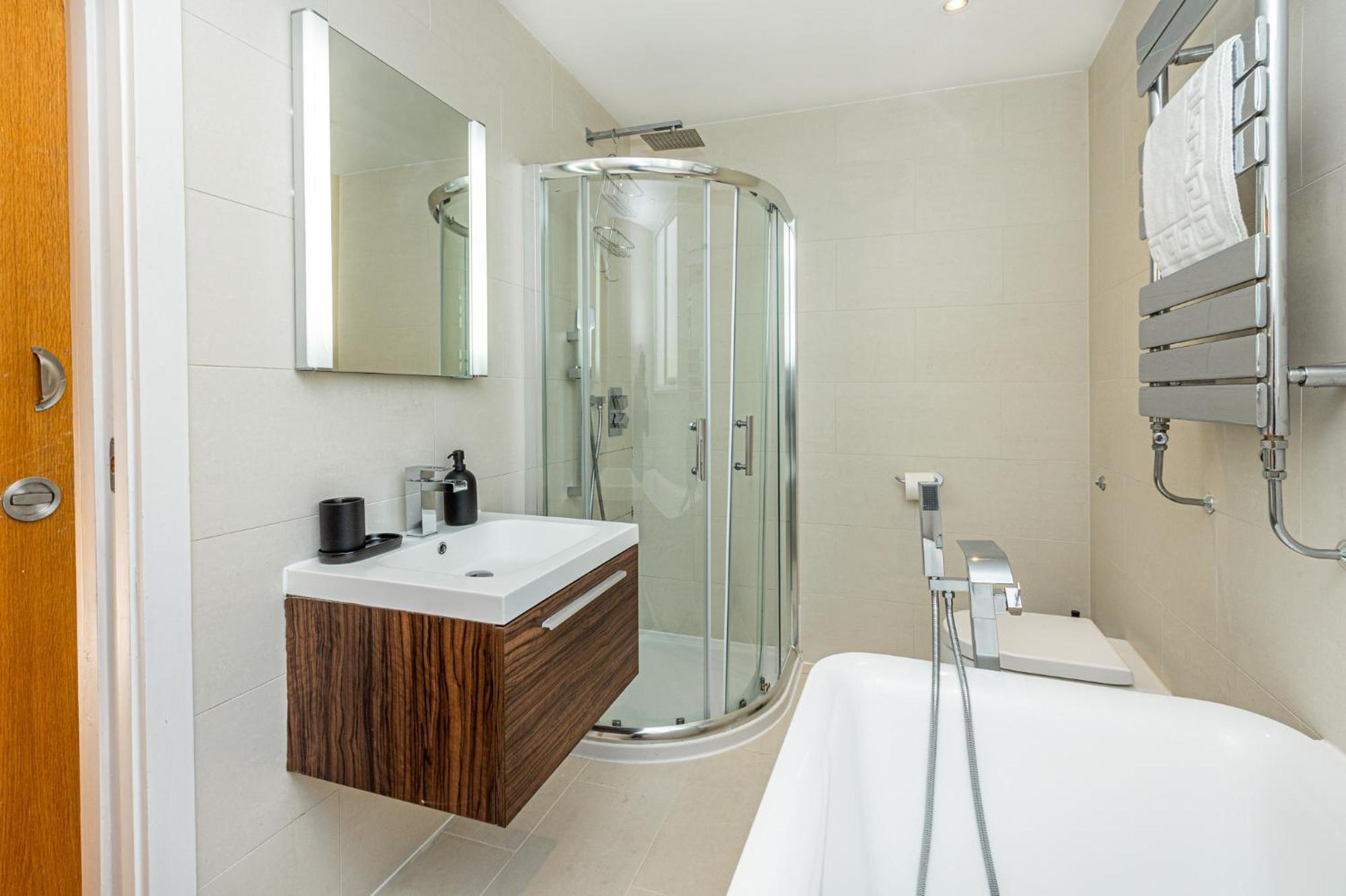 Fantastic Multilevel 3br, Vibrant Angel, 5min Tube Apartment *