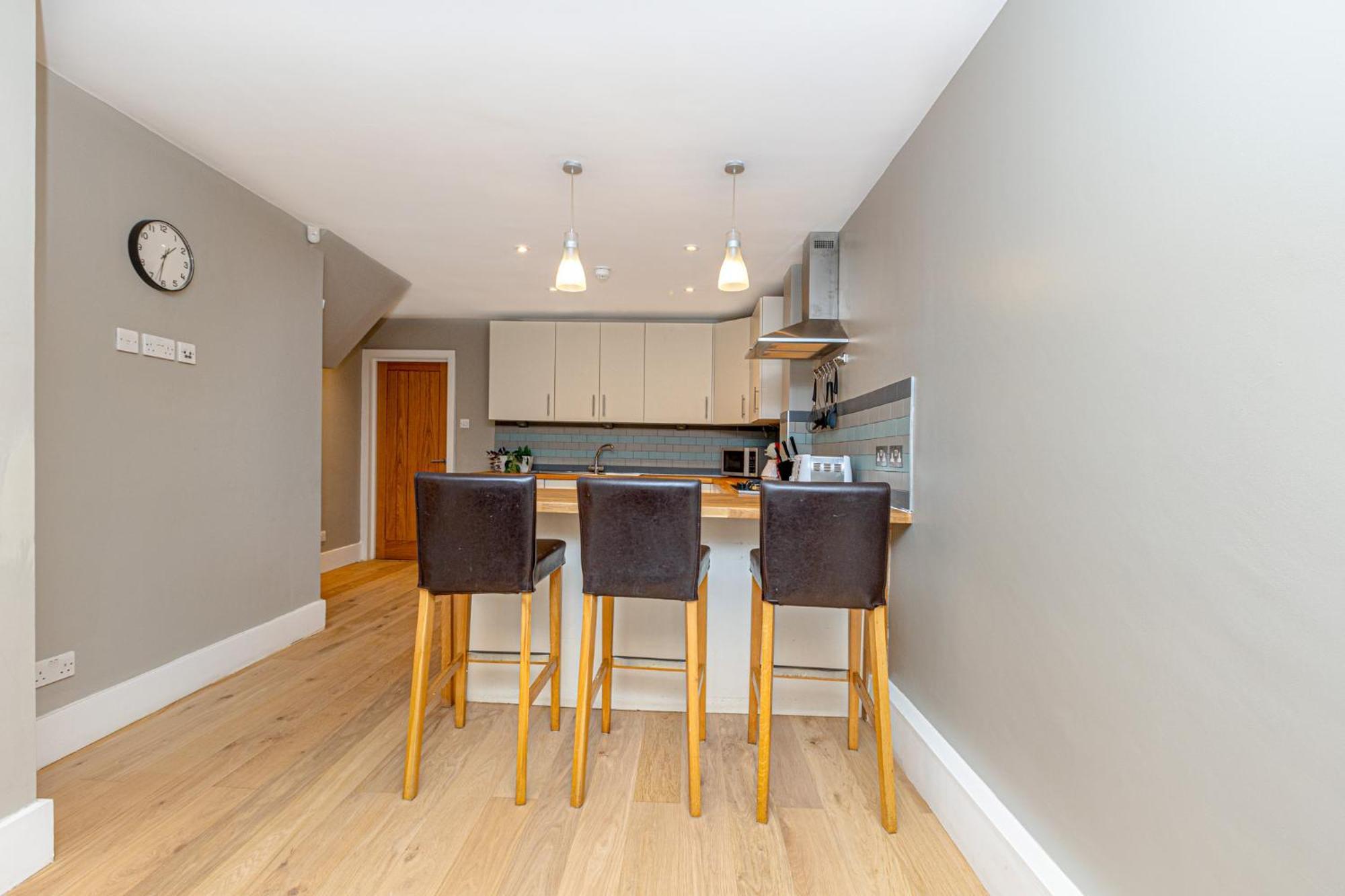 Fantastic Multilevel 3br, Vibrant Angel, 5min Tube Apartment