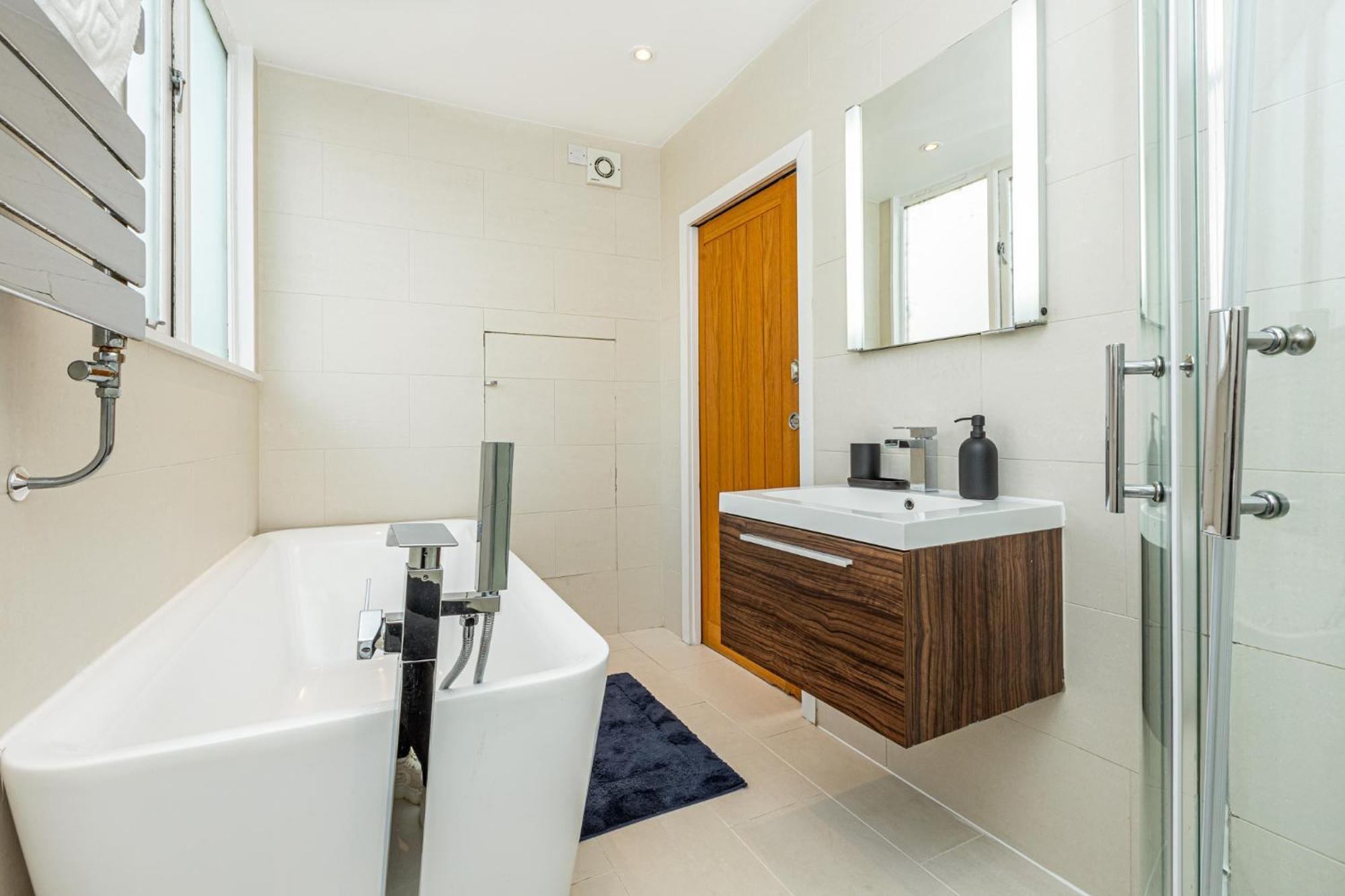 Fantastic Multilevel 3br, Vibrant Angel, 5min Tube London