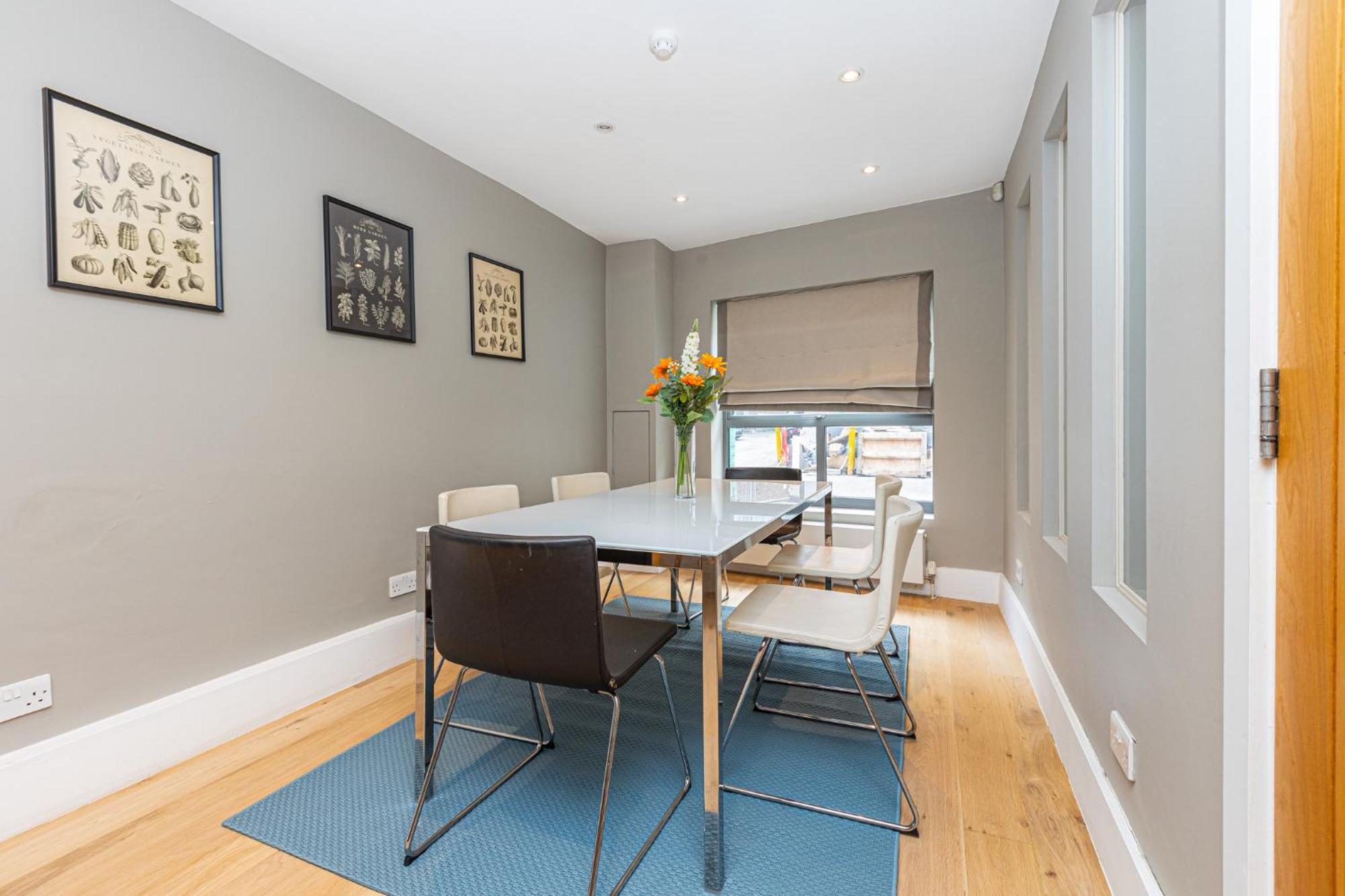 Fantastic Multilevel 3br, Vibrant Angel, 5min Tube Apartment London