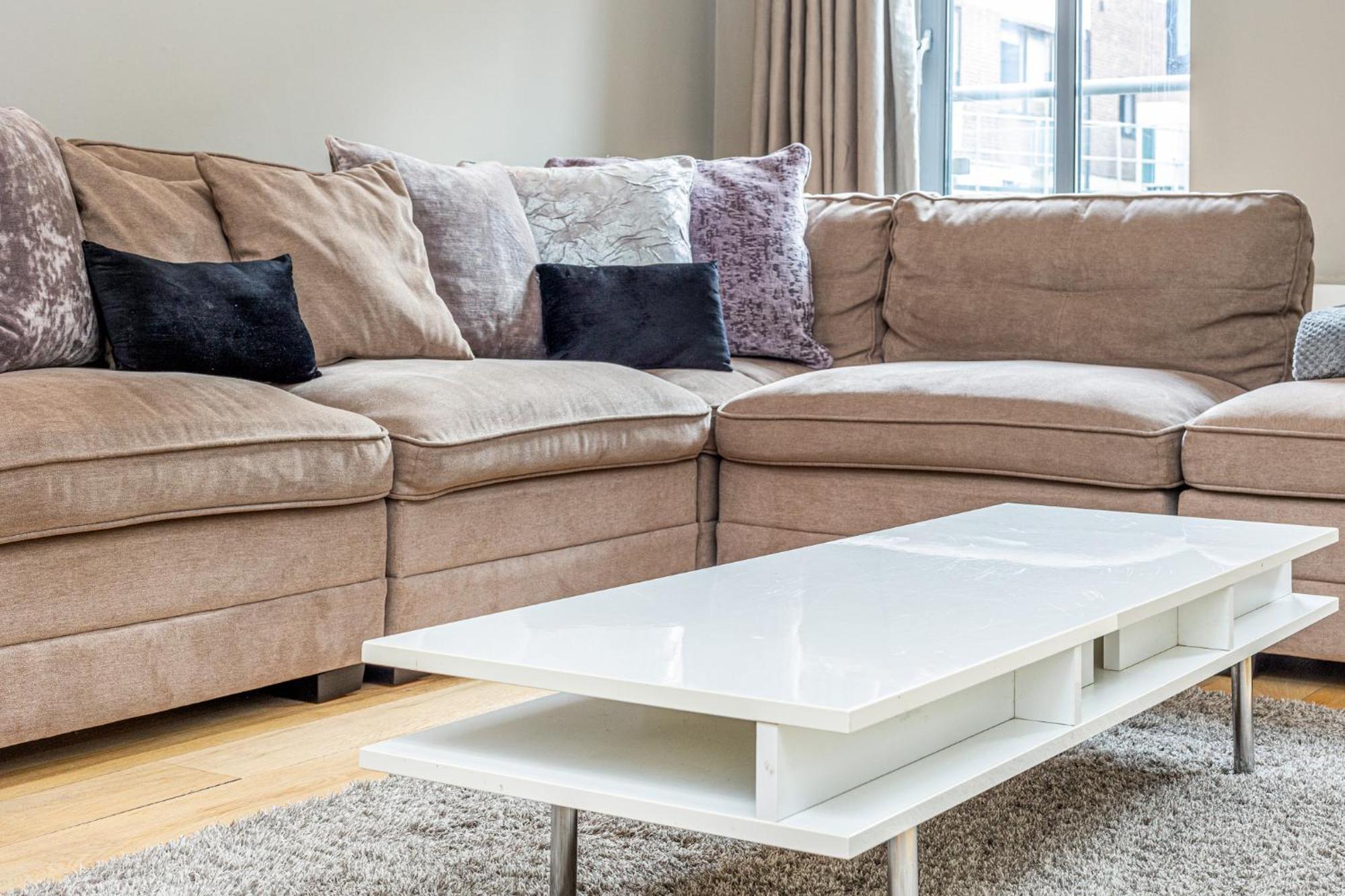 Fantastic Multilevel 3br, Vibrant Angel, 5min Tube Apartment