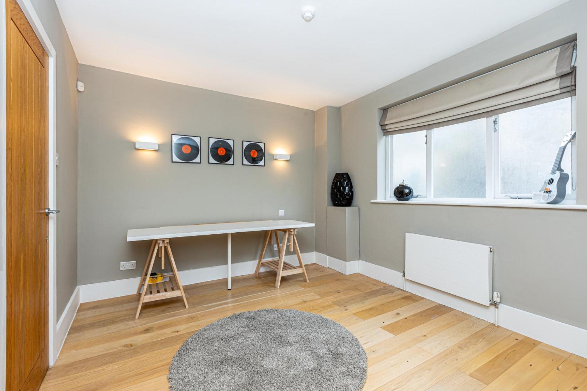 Fantastic Multilevel 3br, Vibrant Angel, 5min Tube Apartment
