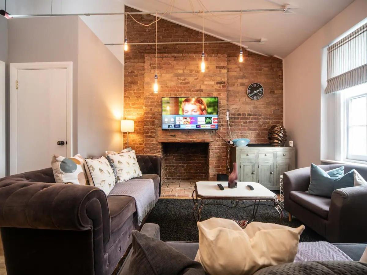 Apartment Pass The Keys A Vibrant Characterful Mews House With Air Con
