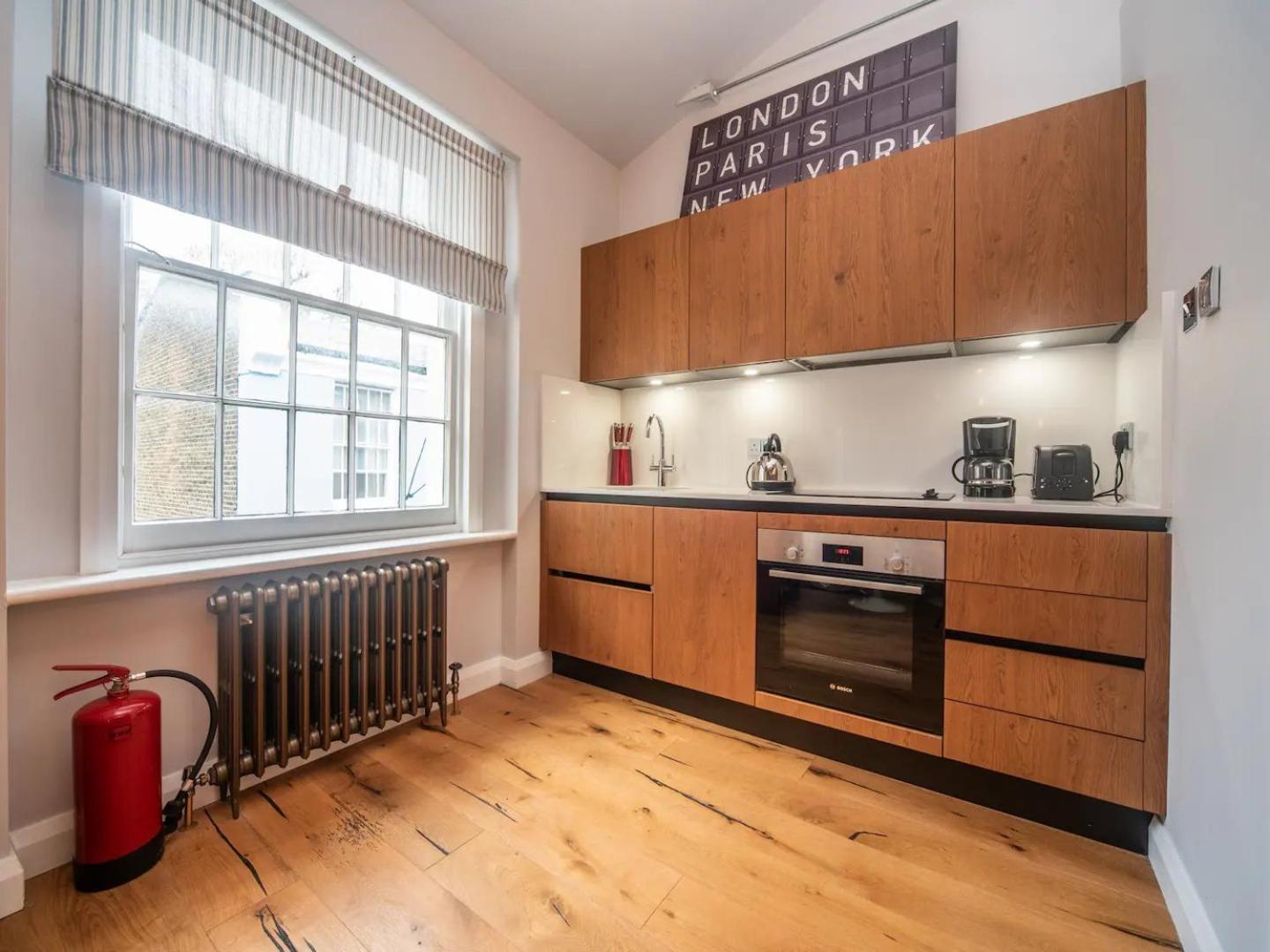 Pass The Keys A Vibrant Characterful Mews House With Air Con * London