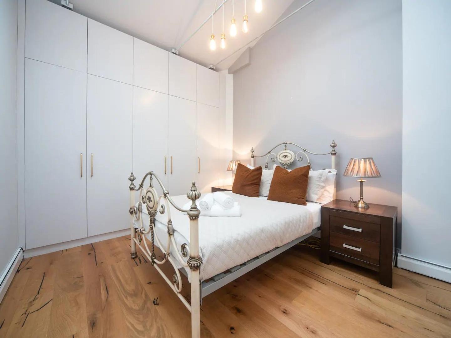 Pass The Keys A Vibrant Characterful Mews House With Air Con Apartment