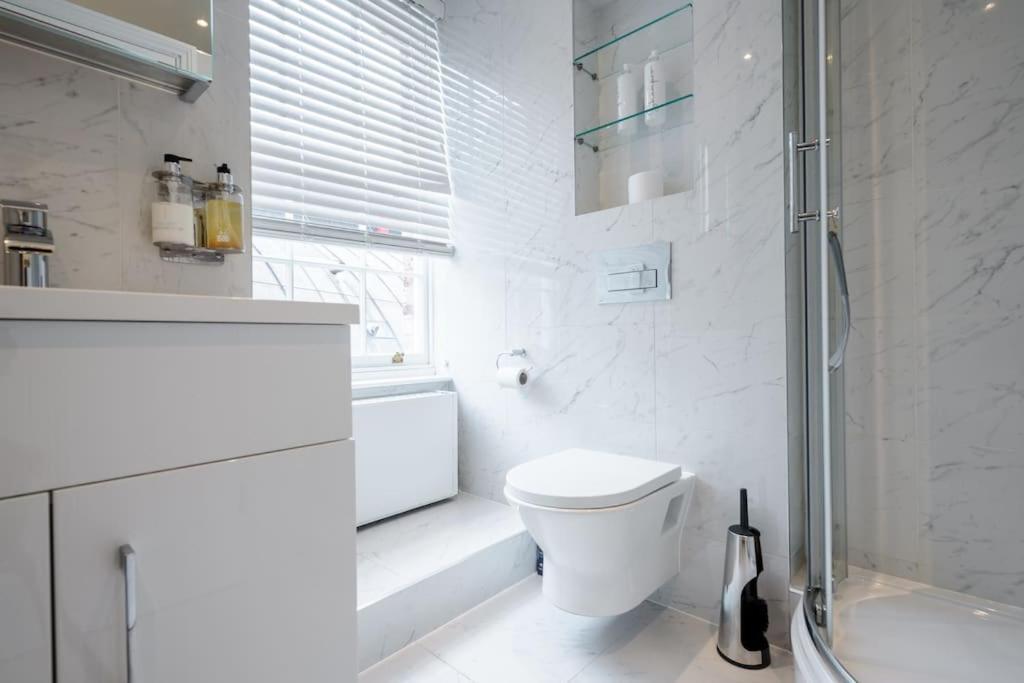 Luxury 3brs House In The Heart Of Victoria * London