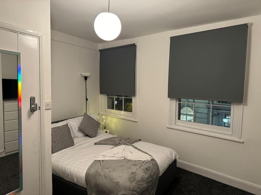 4 • Double Bed In King's Cross Apartment *