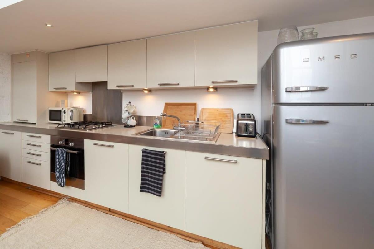 Charming 1 Bedroom In Old School House Apartment London
