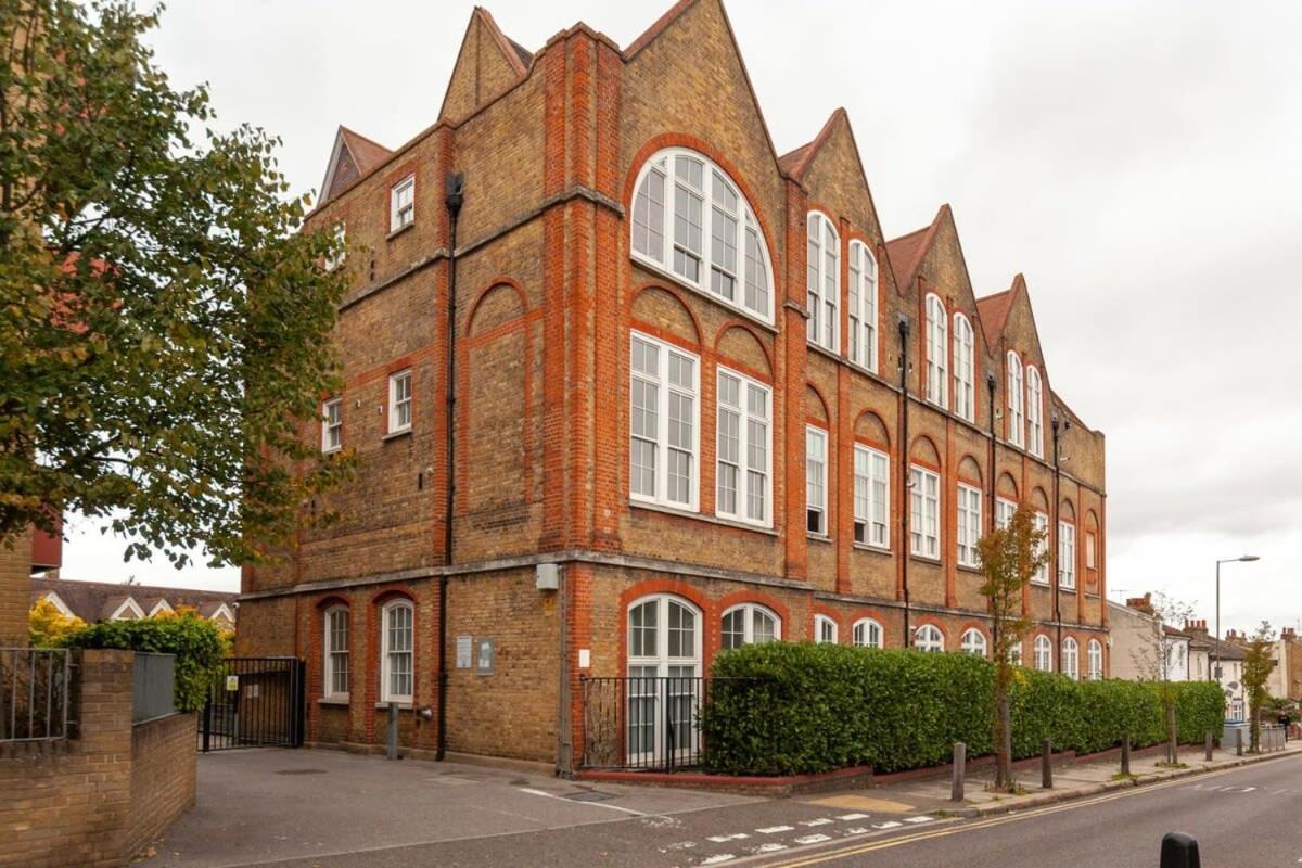 Charming 1 Bedroom In Old School House London