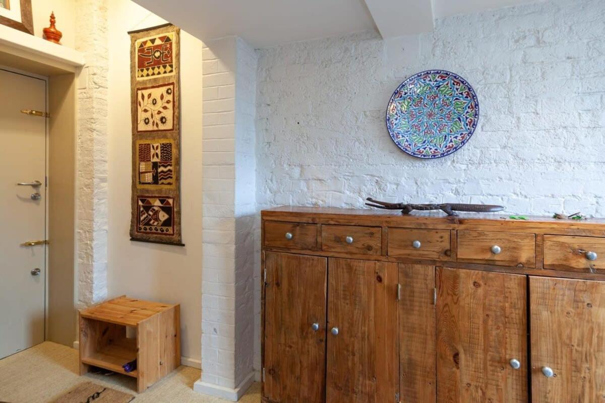 Charming 1 Bedroom In Old School House Apartment London