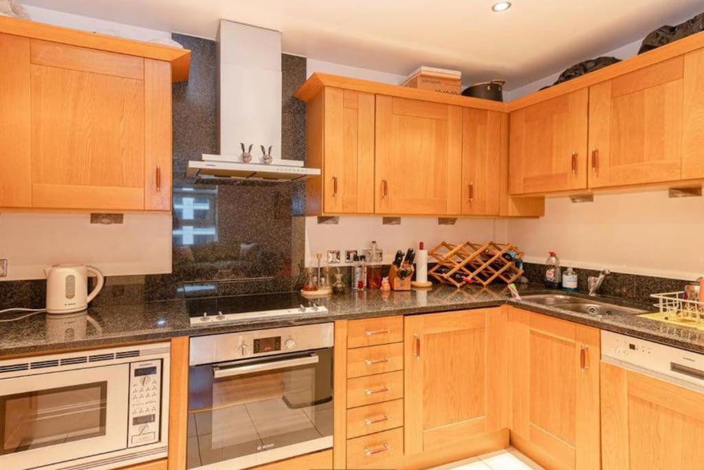 Apartment Charming Two Bedroom With Balcony London