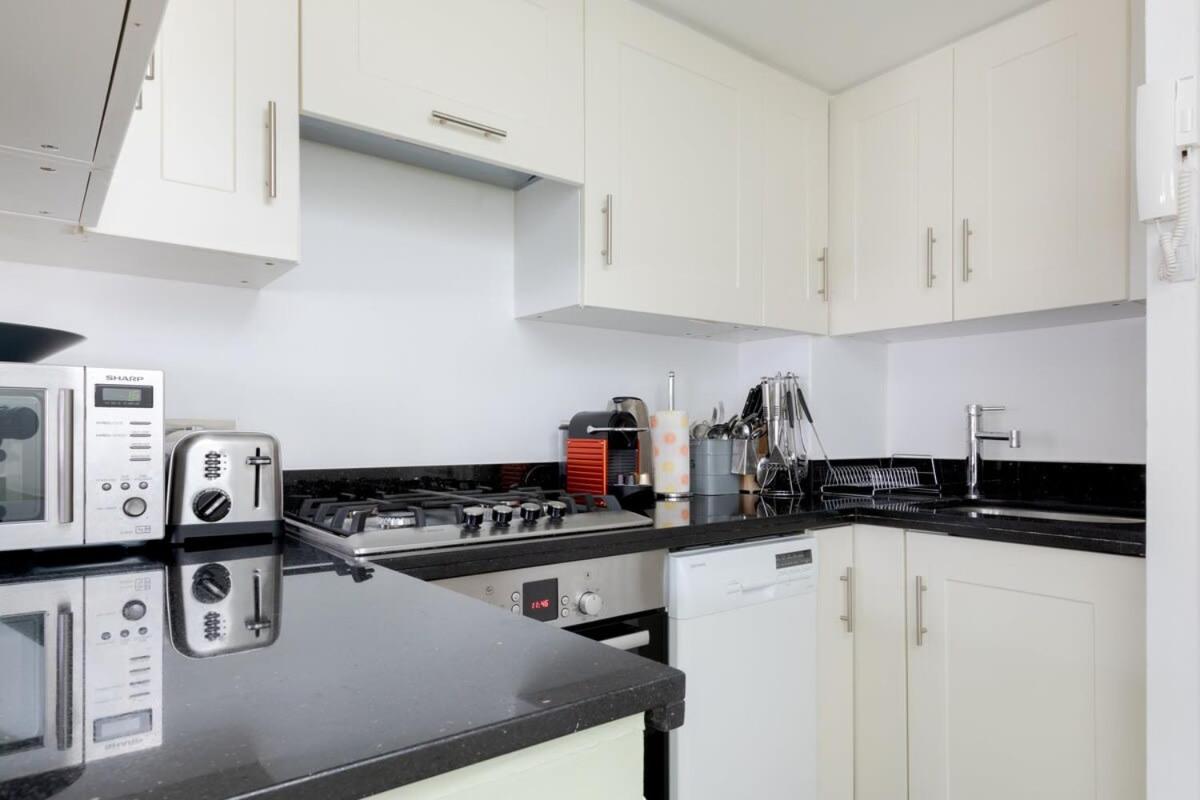 Stylish With Private Rooftop In Covent Garden Apartment