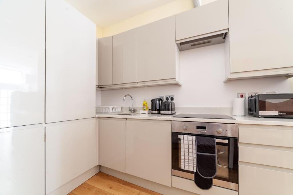 Spacious Retreat 2-bed In Popular Camden Town Apartamento