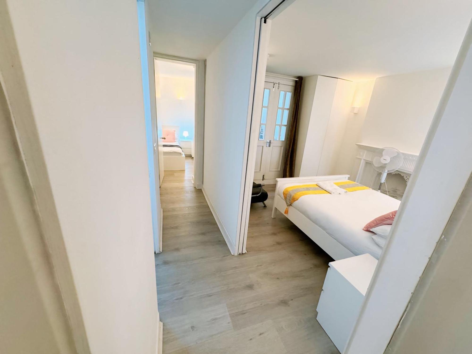 Hyde Park Two Bedroom Apartment *