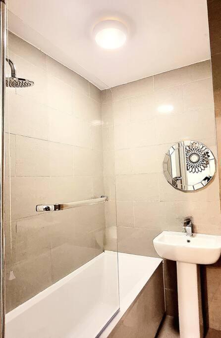 Spacious 2 Bedroom 3 Min Walk Mile End Station -sleeps 5
