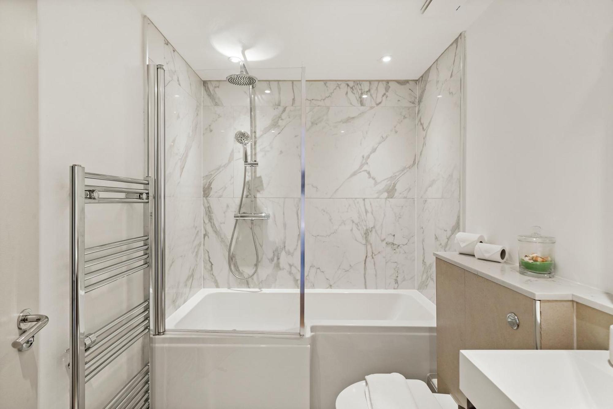 Monthly Stays! 2 Bedroom Short Term & Flexible Renting Canary Wharf With Free Parking Apartment London