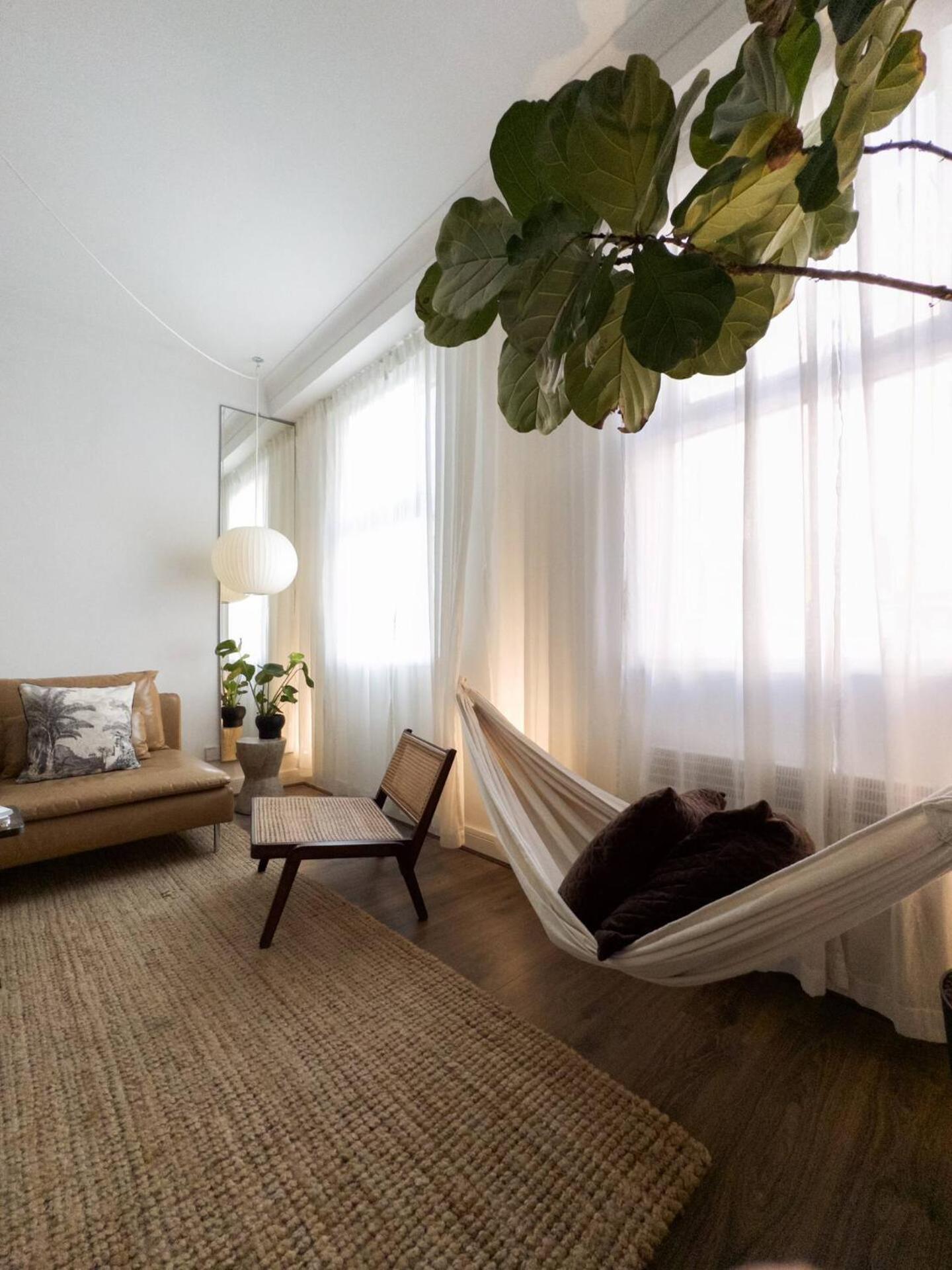 Tranquil Oasis W 100inch Cinema & Hammock, By The Design Traveller * Londres