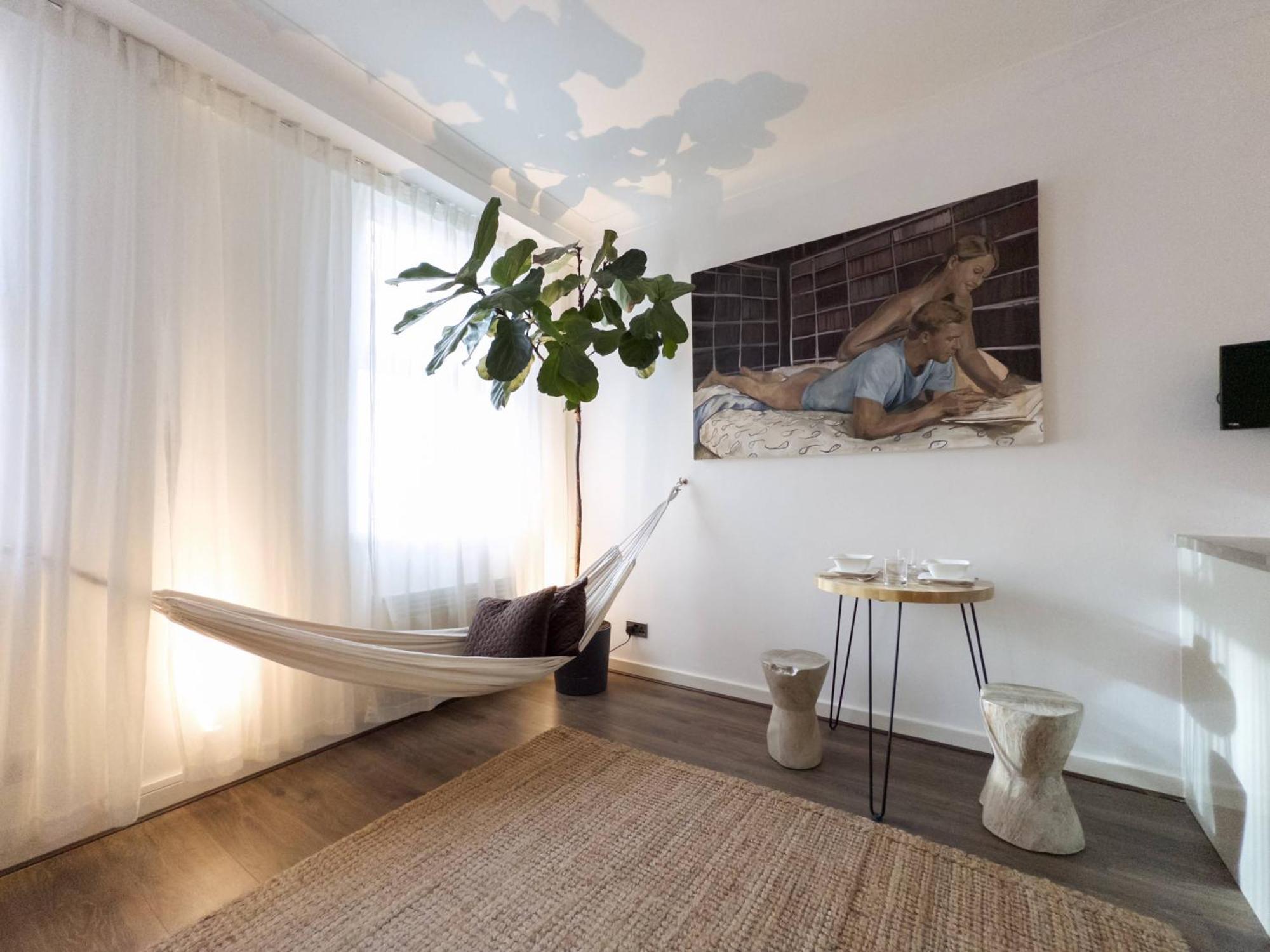Apartamento Tranquil Oasis W 100inch Cinema & Hammock, By The Design Traveller