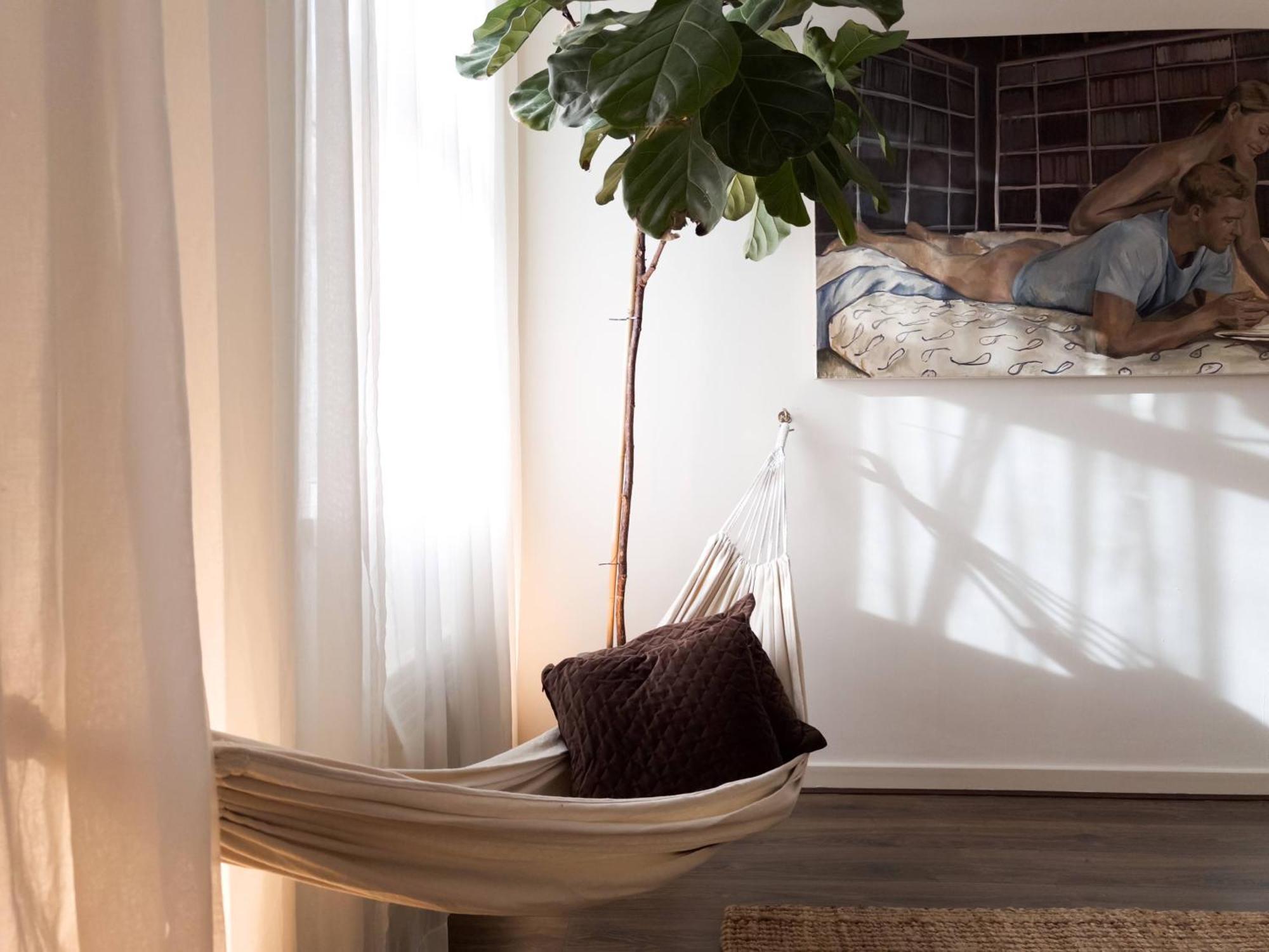 Tranquil Oasis W 100inch Cinema & Hammock, By The Design Traveller Londres