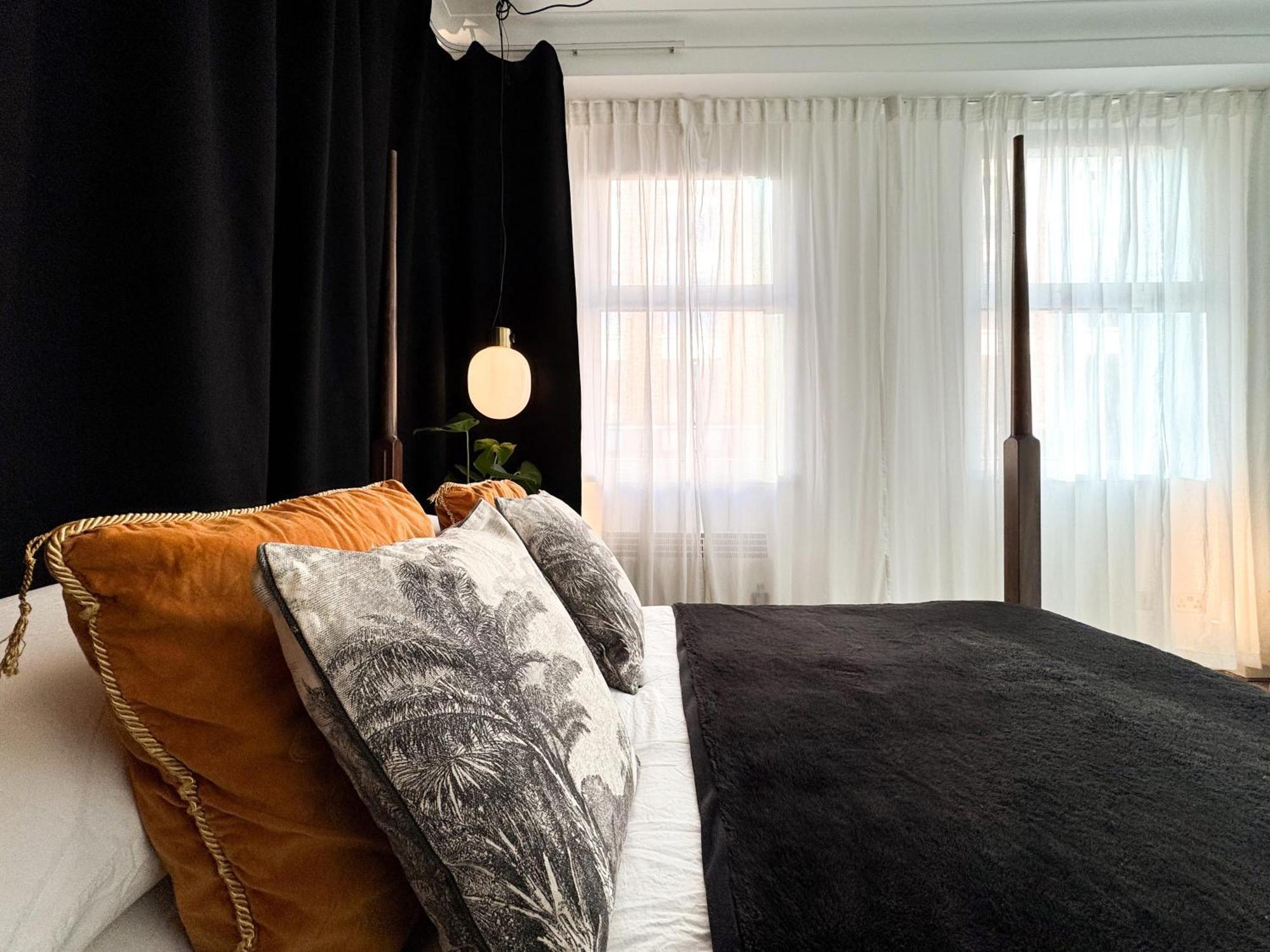 Tranquil Oasis W 100inch Cinema & Hammock, By The Design Traveller Apartamento *