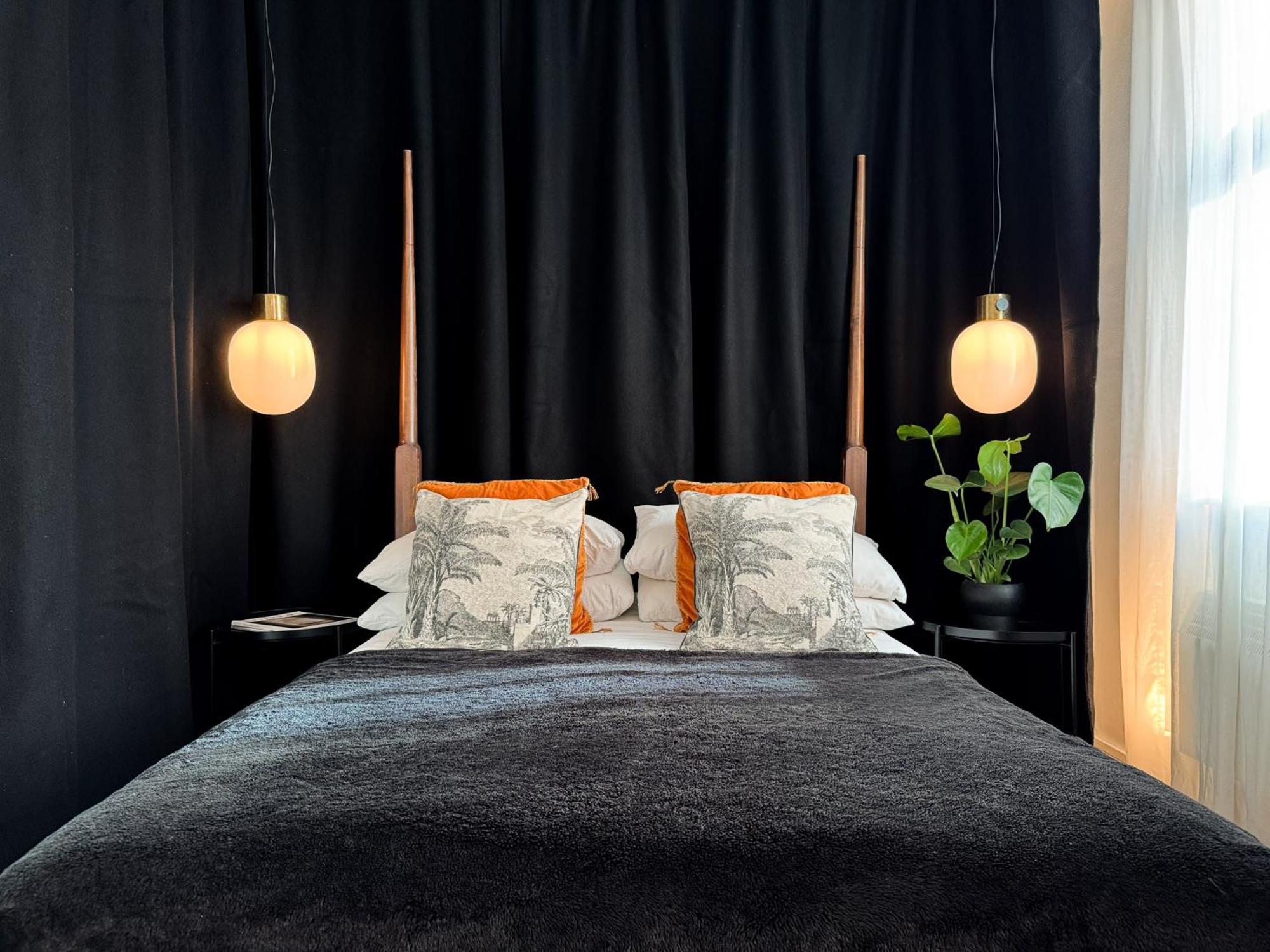Apartamento Tranquil Oasis W 100inch Cinema & Hammock, By The Design Traveller *