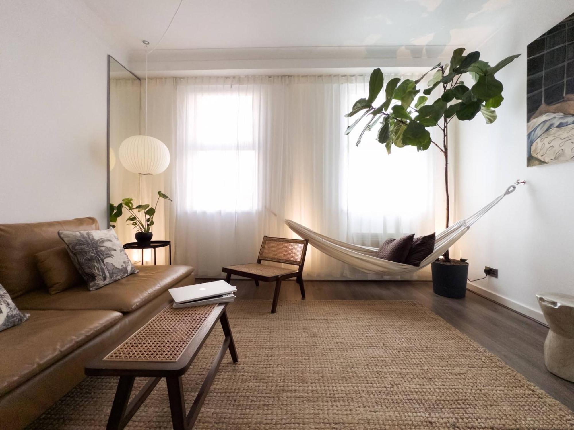 Tranquil Oasis W 100inch Cinema & Hammock, By The Design Traveller * Londres