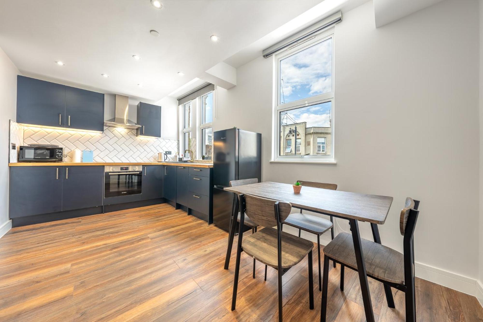 6 - West Brand New Loft Apartment