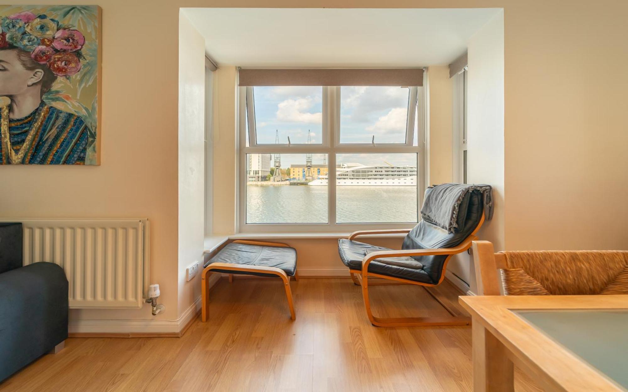 Luxury Riverview Apartment: Excel & Canary Wharf Proximity Apartment *