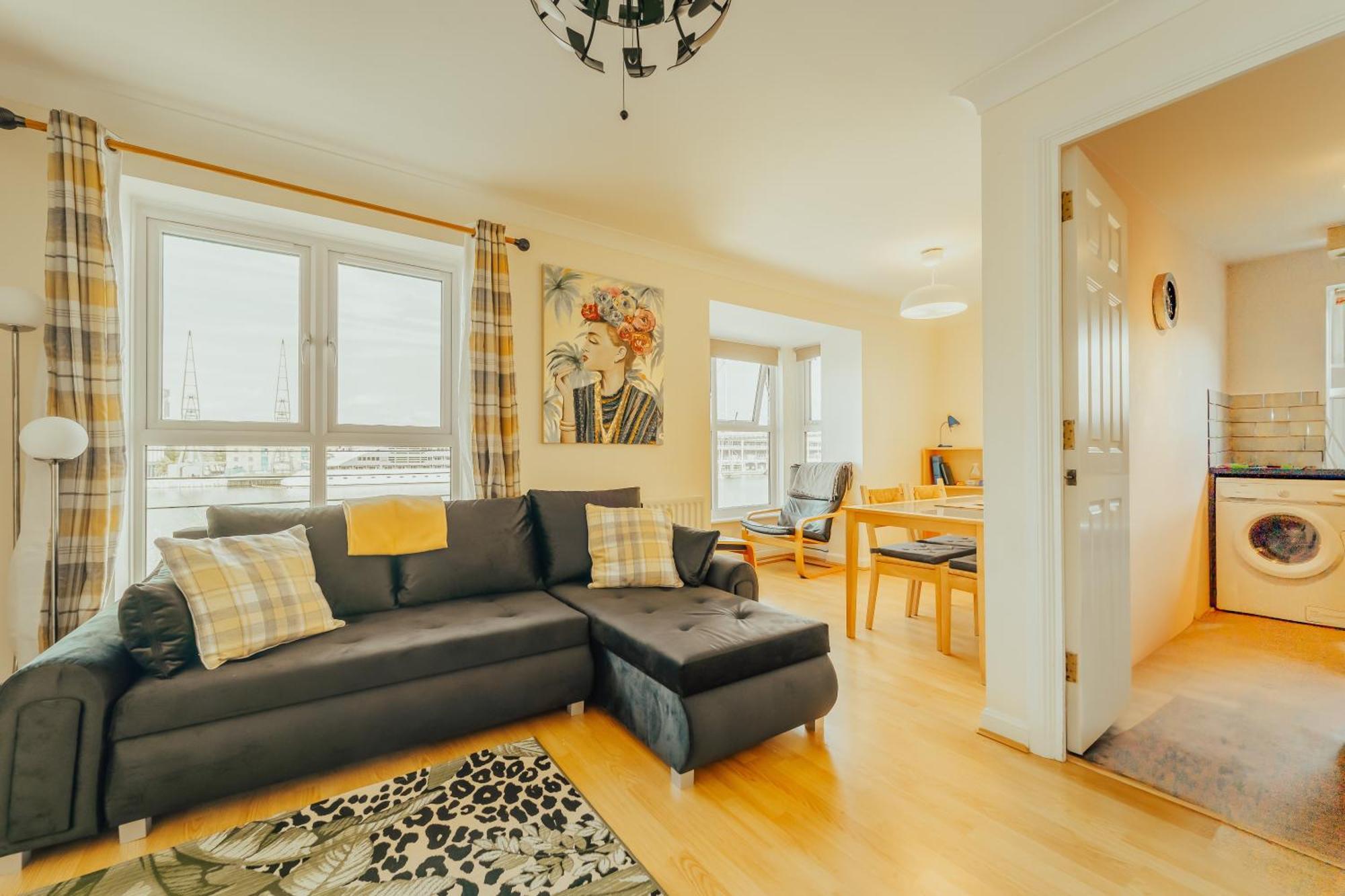 Luxury Riverview Apartment: Excel & Canary Wharf Proximity Apartment *