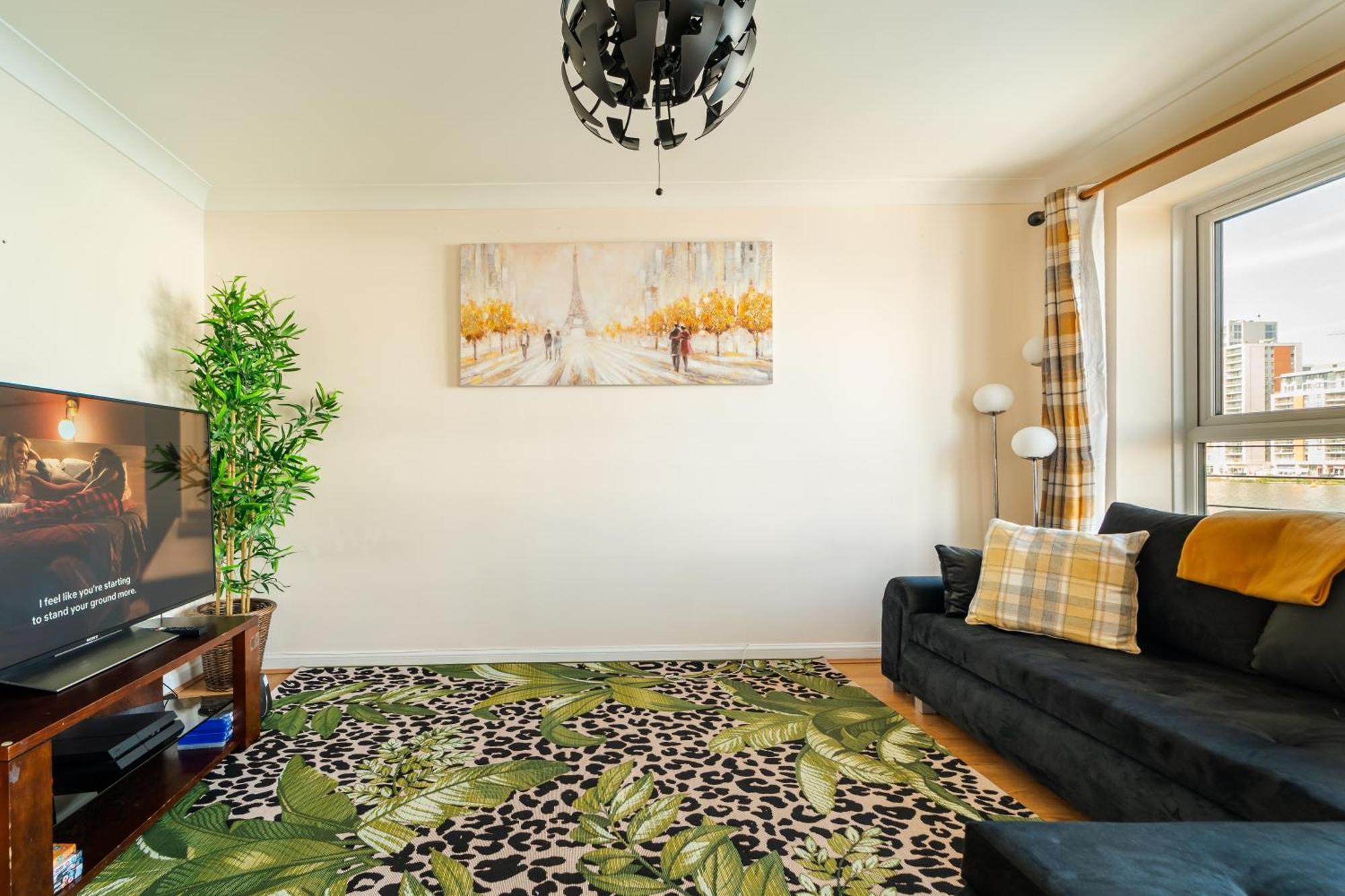 Luxury Riverview Apartment: Excel & Canary Wharf Proximity