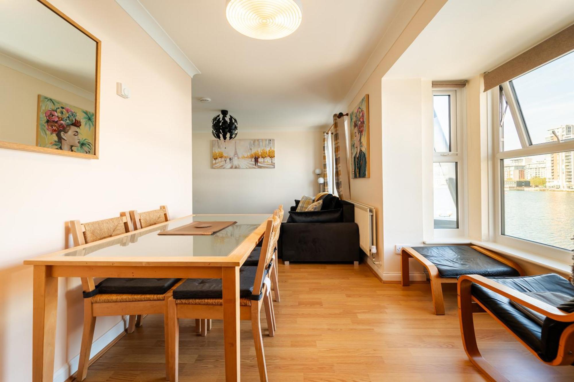 Luxury Riverview Apartment: Excel & Canary Wharf Proximity London