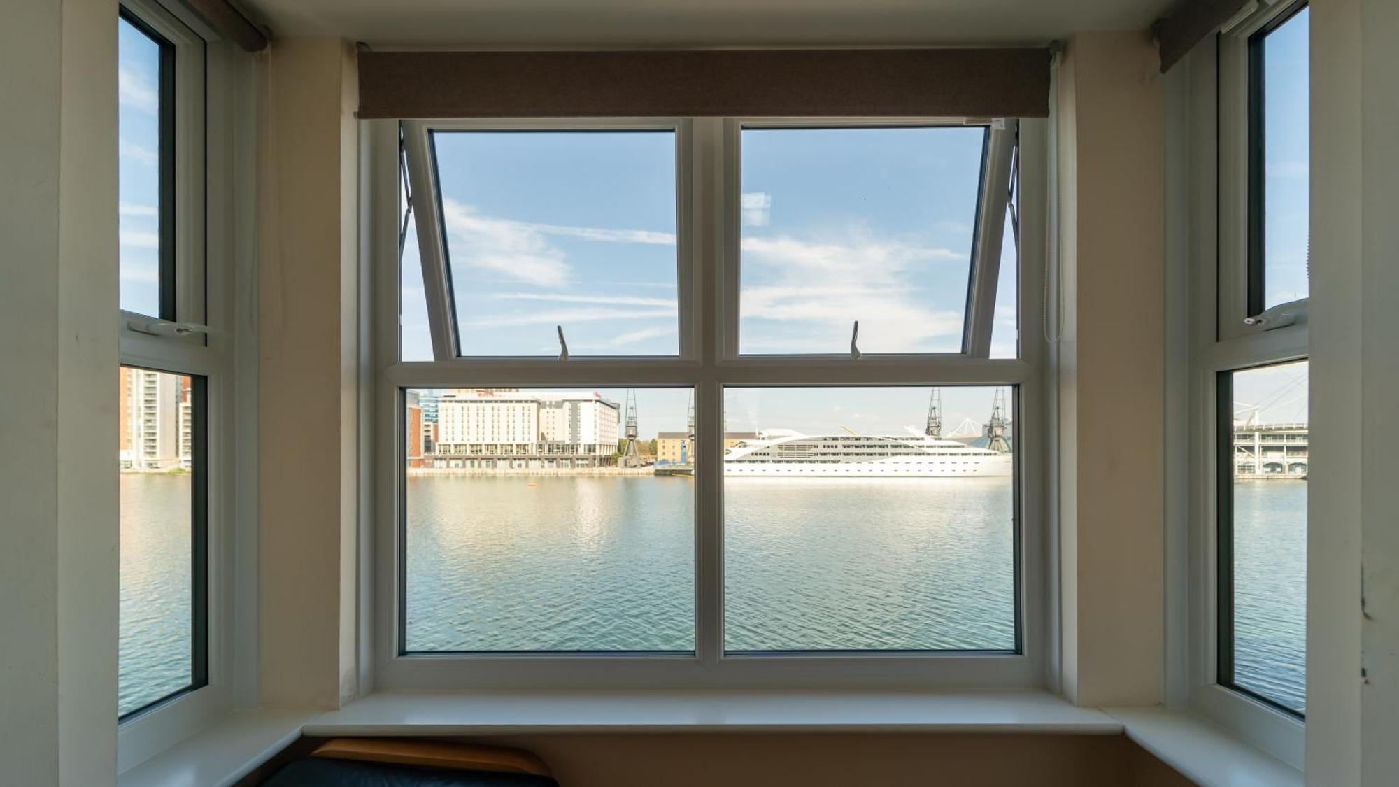 Luxury Riverview Apartment: Excel & Canary Wharf Proximity London