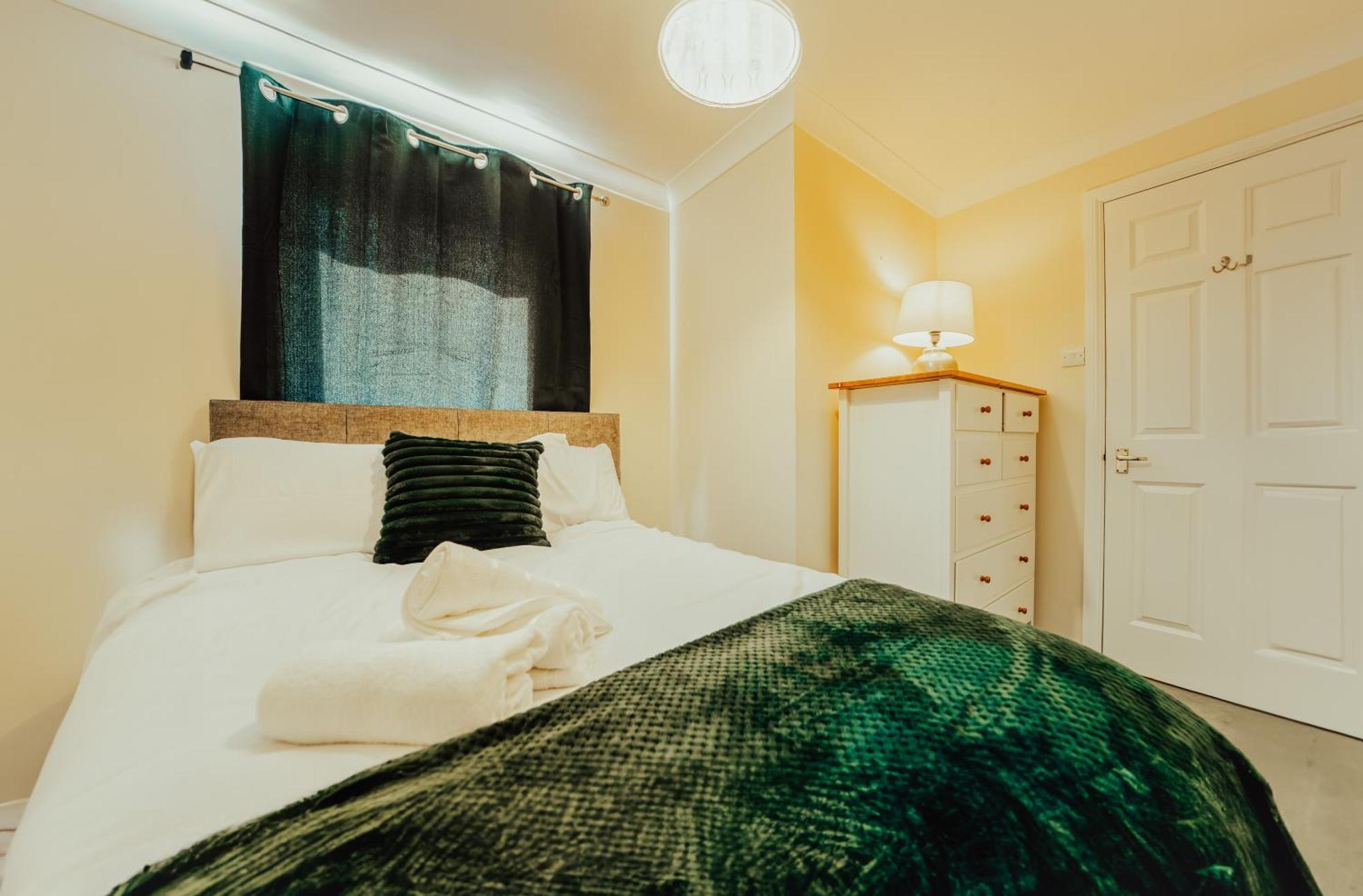 Luxury Riverview Apartment: Excel & Canary Wharf Proximity *