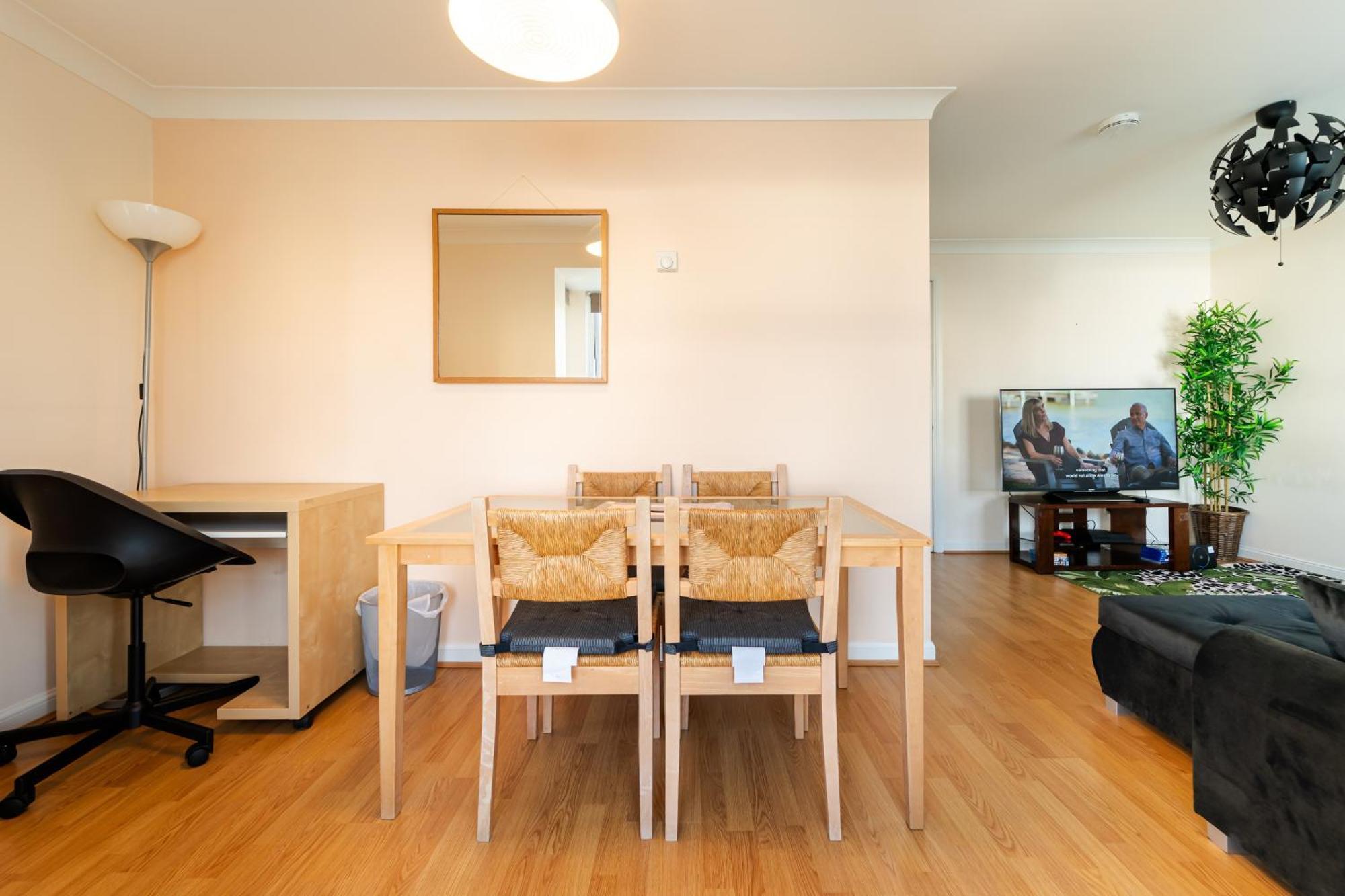 Luxury Riverview Apartment: Excel & Canary Wharf Proximity Apartment