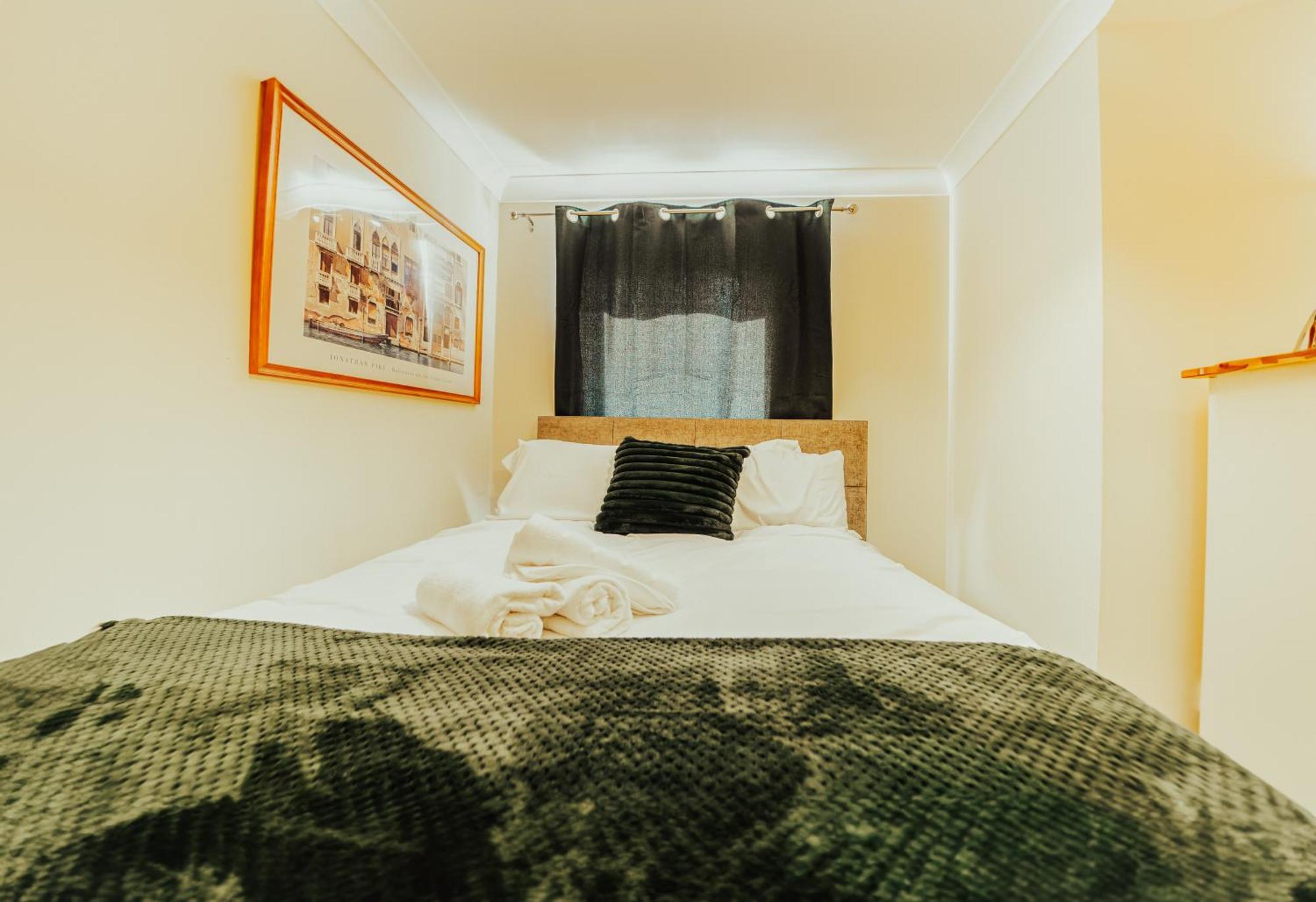 Luxury Riverview Apartment: Excel & Canary Wharf Proximity *