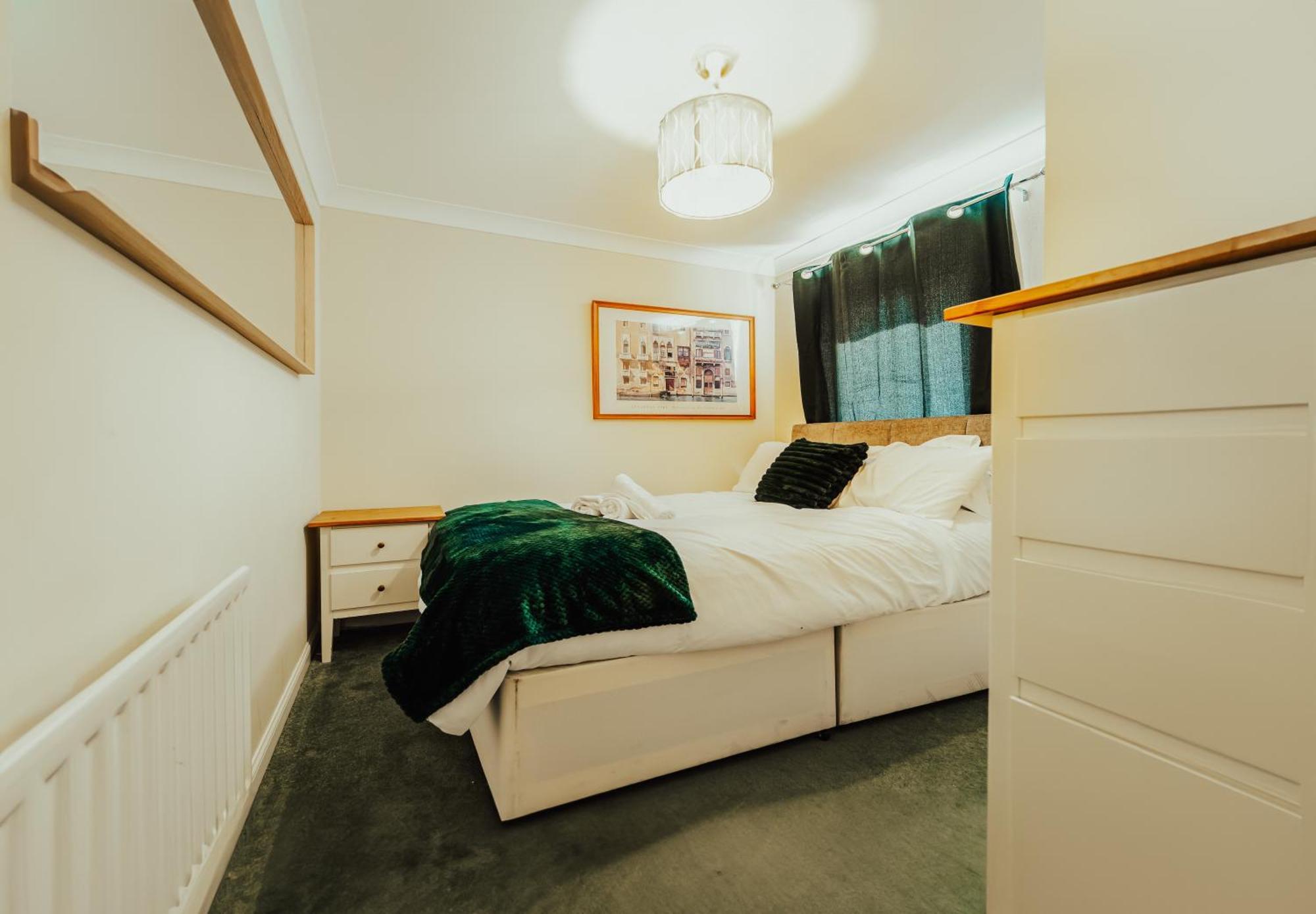 Luxury Riverview Apartment: Excel & Canary Wharf Proximity