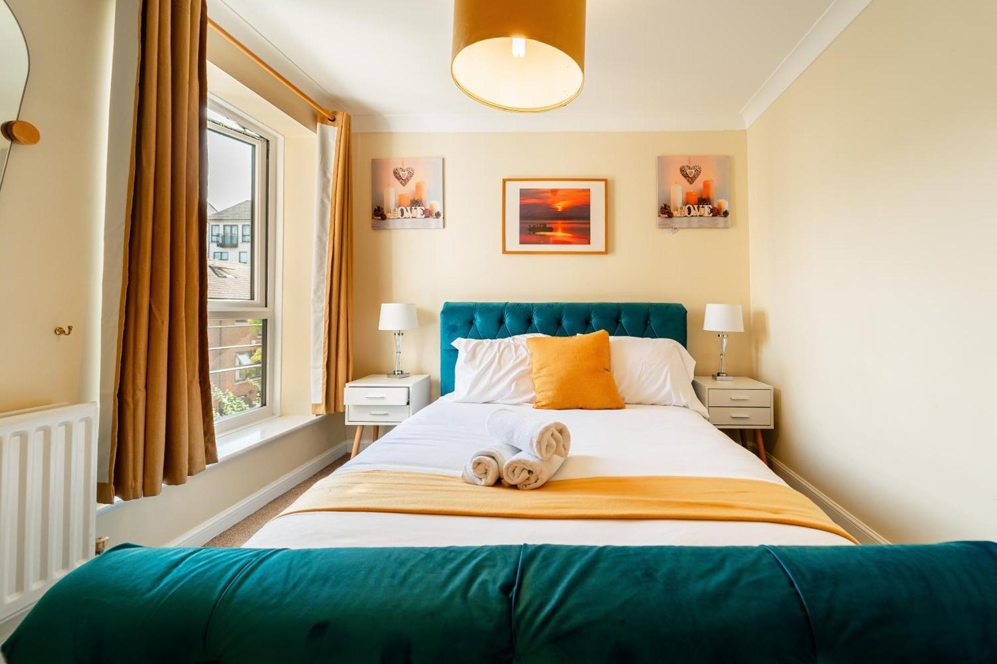 Luxury Riverview Apartment: Excel & Canary Wharf Proximity London