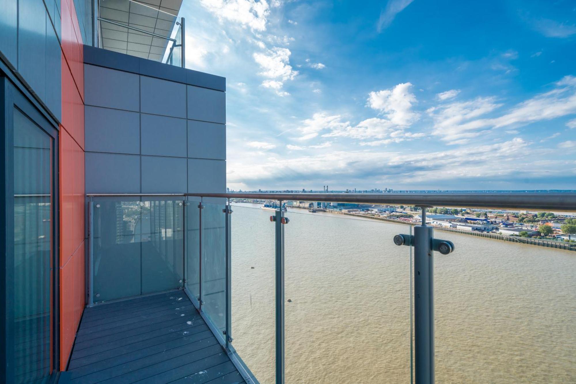 Skyvillion: Riverside With Views Apartment