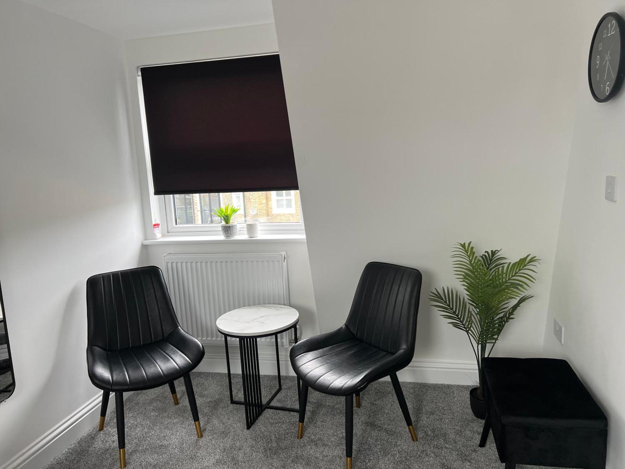 Comfortable - Only 6-mins Walk From Underground Station *