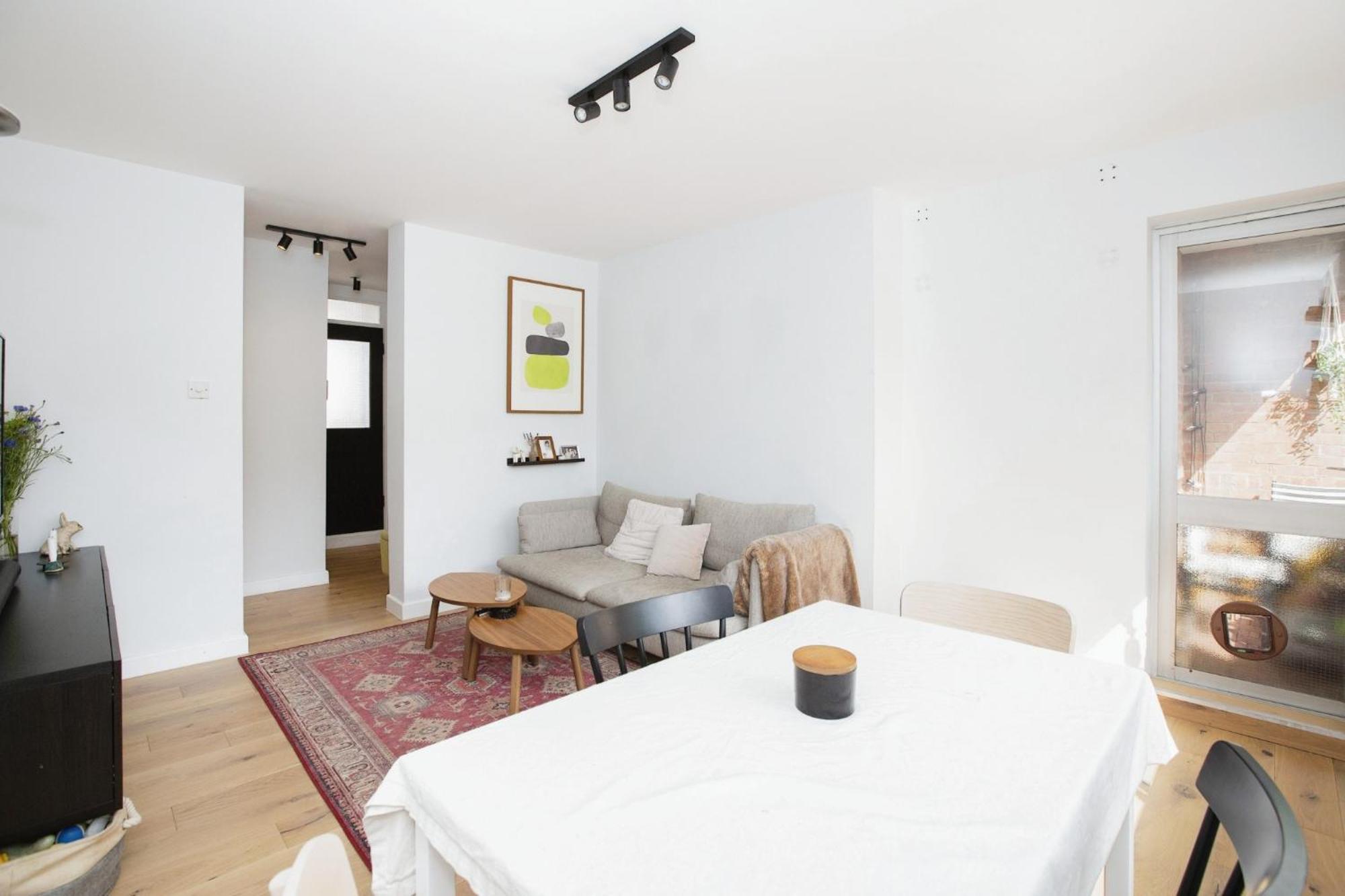 Bright And Spacious Flat Near Victoria Park London