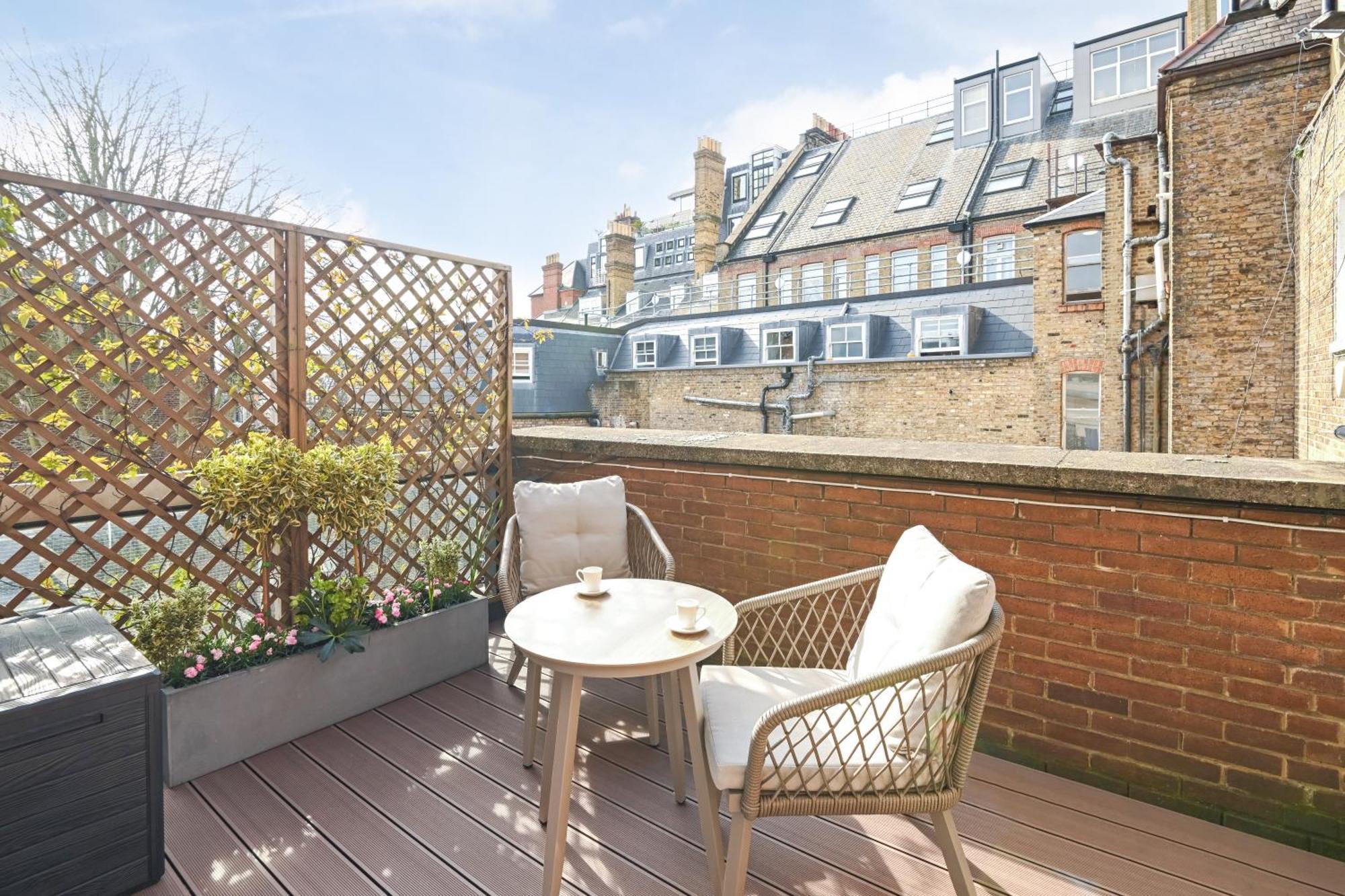 Buckingham & Lloyds Aparthotel 5*