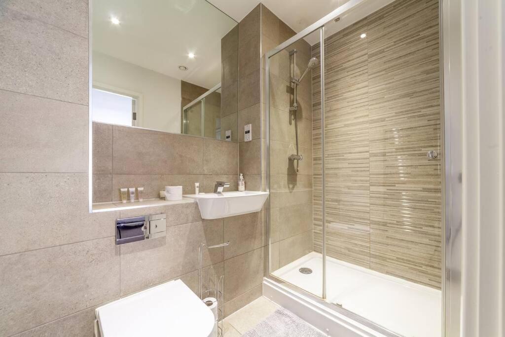 Chic & Spacious 2-bed 2-bath In Seven Sisters London