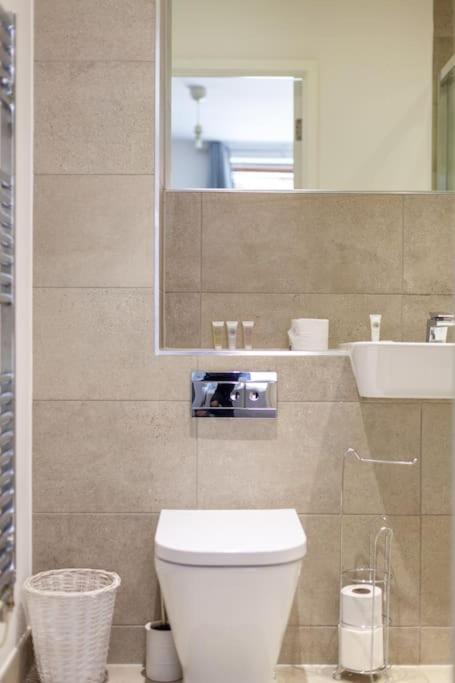 Apartment Chic & Spacious 2-bed 2-bath In Seven Sisters