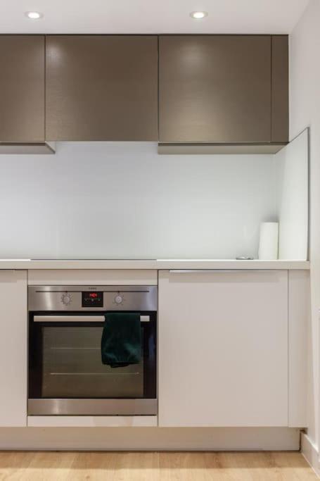 Chic & Spacious 2-bed 2-bath In Seven Sisters London