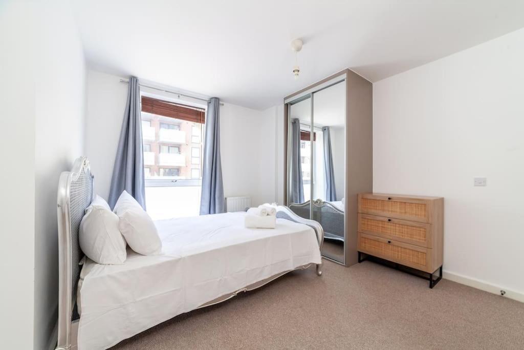 Apartment Chic & Spacious 2-bed 2-bath In Seven Sisters *